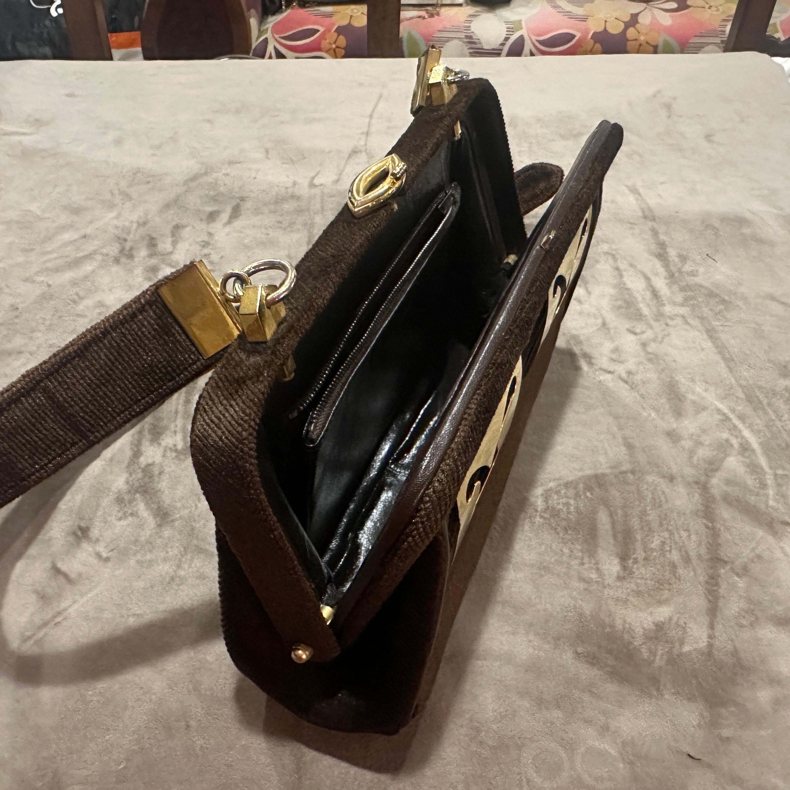 Sac de soirée italien des années 1980 en velours marron et quincaillerie en laiton en vente 2