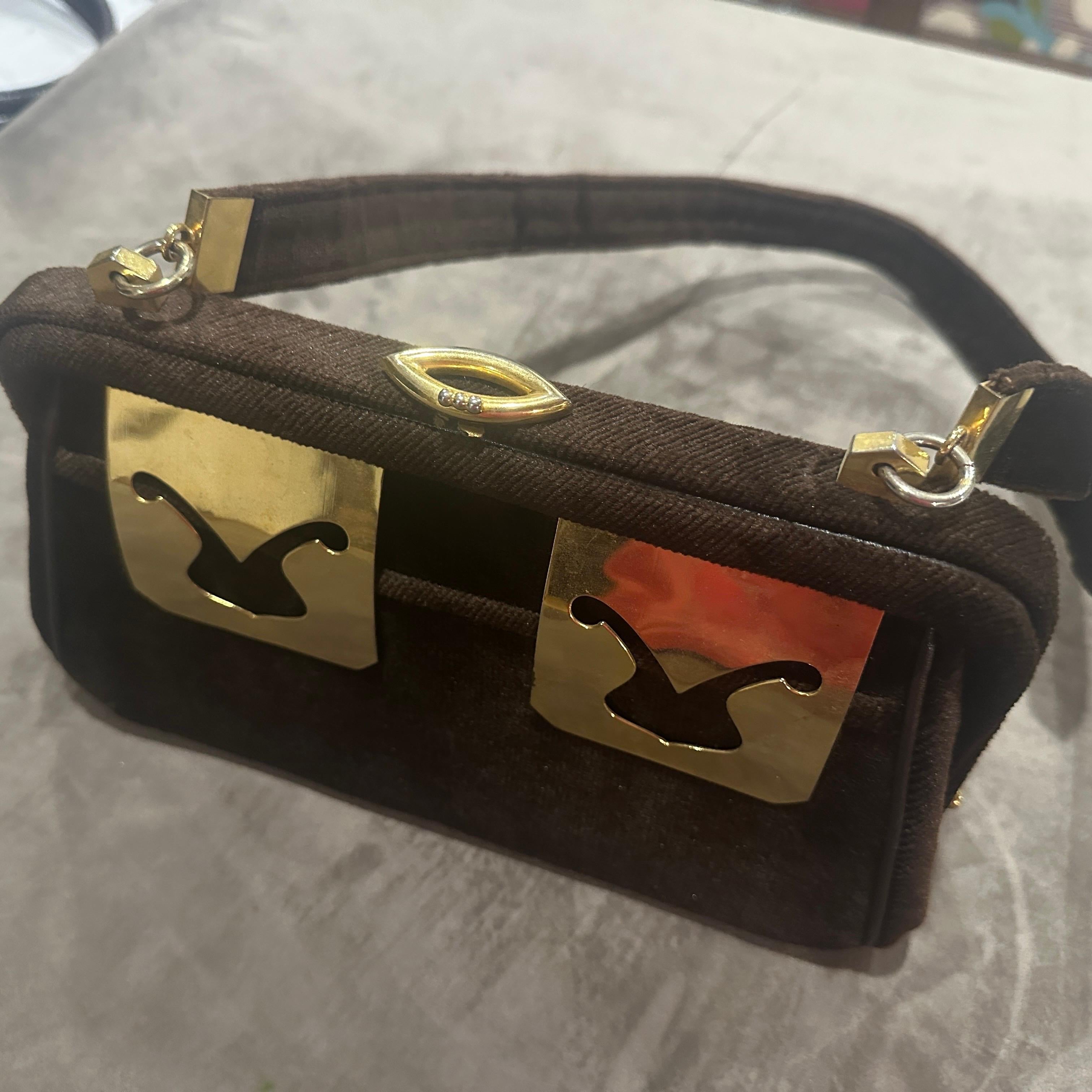 Sac de soirée italien des années 1980 en velours marron et quincaillerie en laiton en vente 3