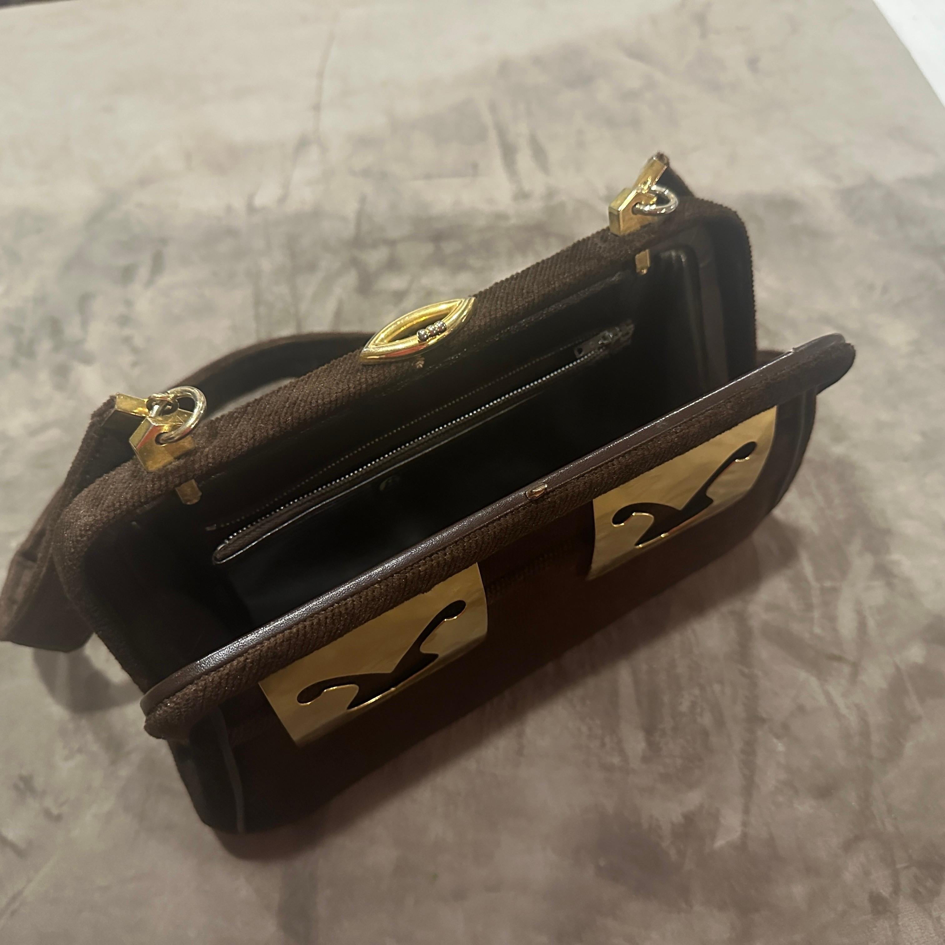 Sac de soirée italien des années 1980 en velours marron et quincaillerie en laiton en vente 4