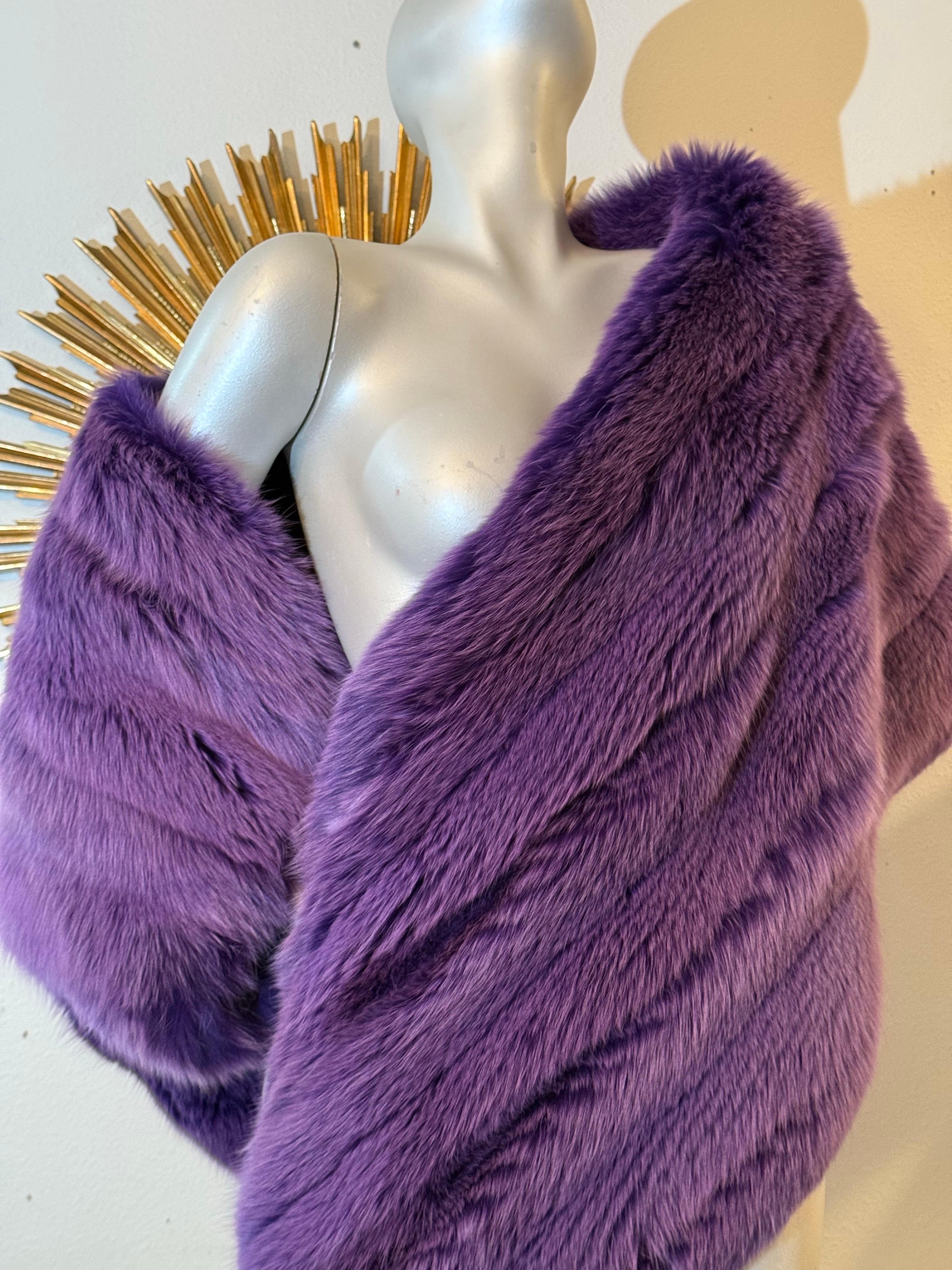 1980 Amen Wardy Royal Purple, lussuosa stola di pelliccia di volpe con un braccio solo e un lungo svolazzo in vendita 5