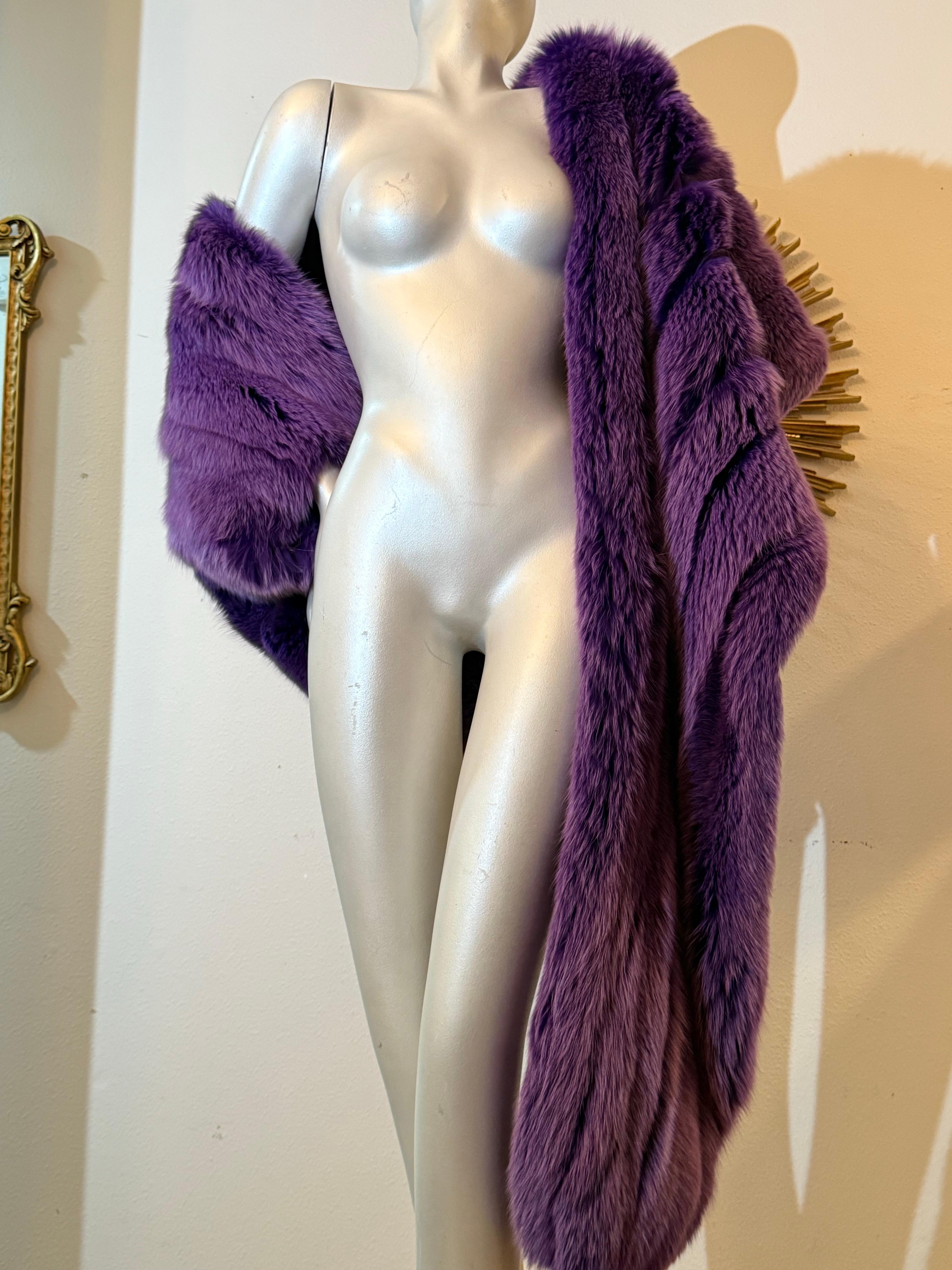 1980 Amen Wardy Royal Purple, lussuosa stola di pelliccia di volpe con un braccio solo e un lungo svolazzo in vendita 6
