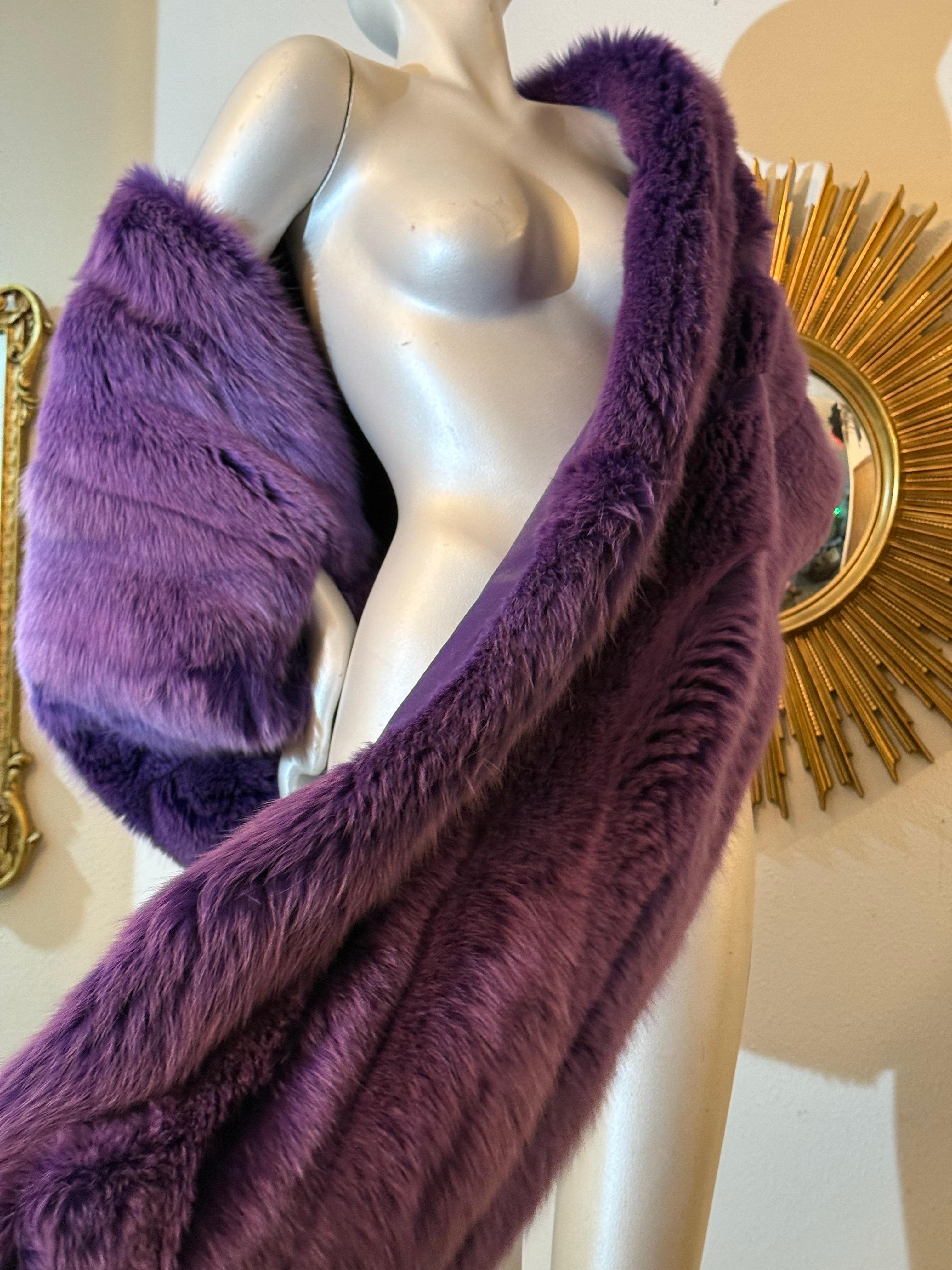 1980 Amen Wardy Royal Purple Lussuosa pelliccia di volpe con un braccio solo e un lungo svolazzo:  Un pezzo estremamente insolito e difficile da trovare di una rinomata boutique di Beverly Hill, questo pezzo è il massimo del glamour!  Un'audace