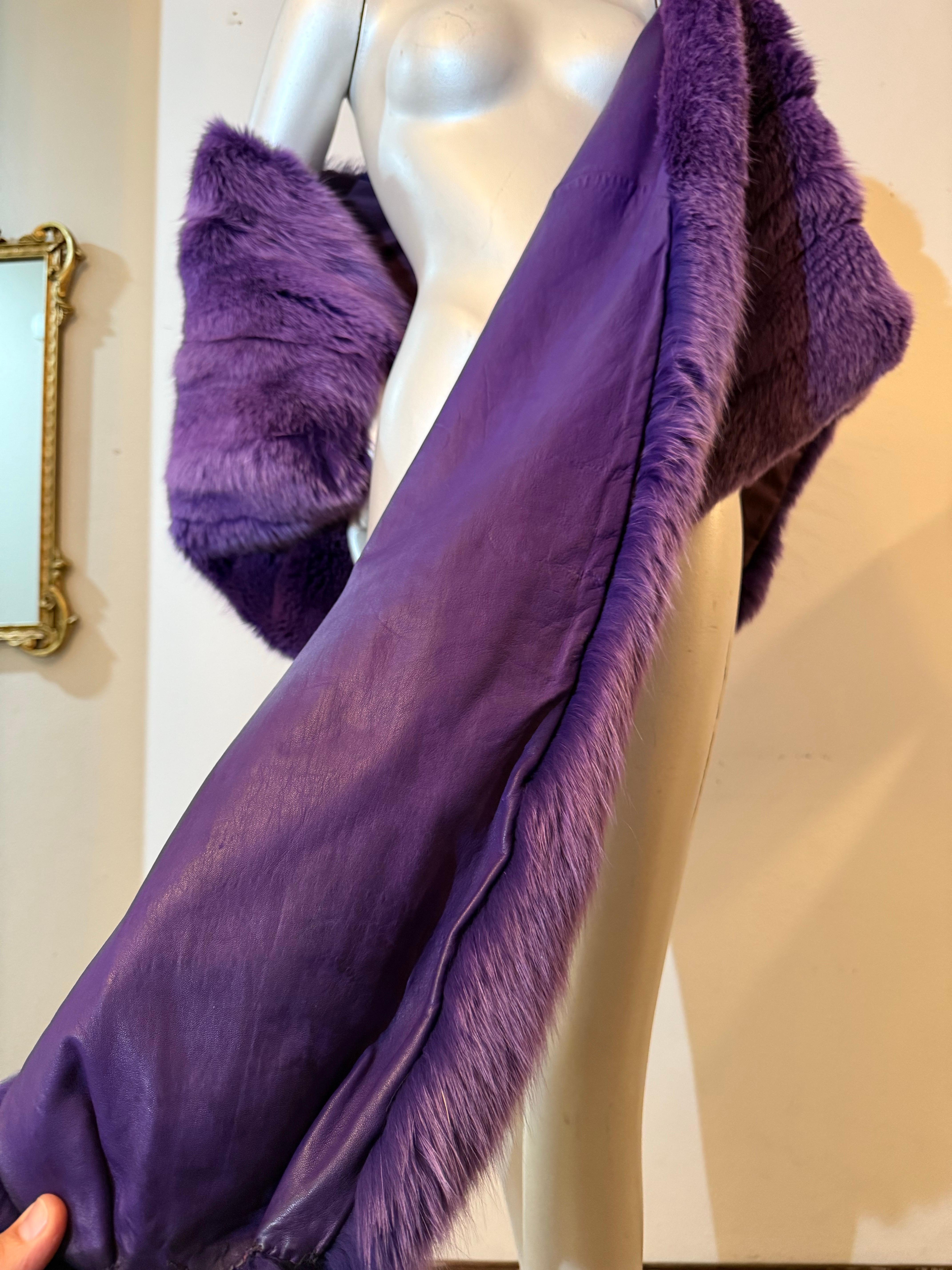 Donna 1980 Amen Wardy Royal Purple, lussuosa stola di pelliccia di volpe con un braccio solo e un lungo svolazzo in vendita