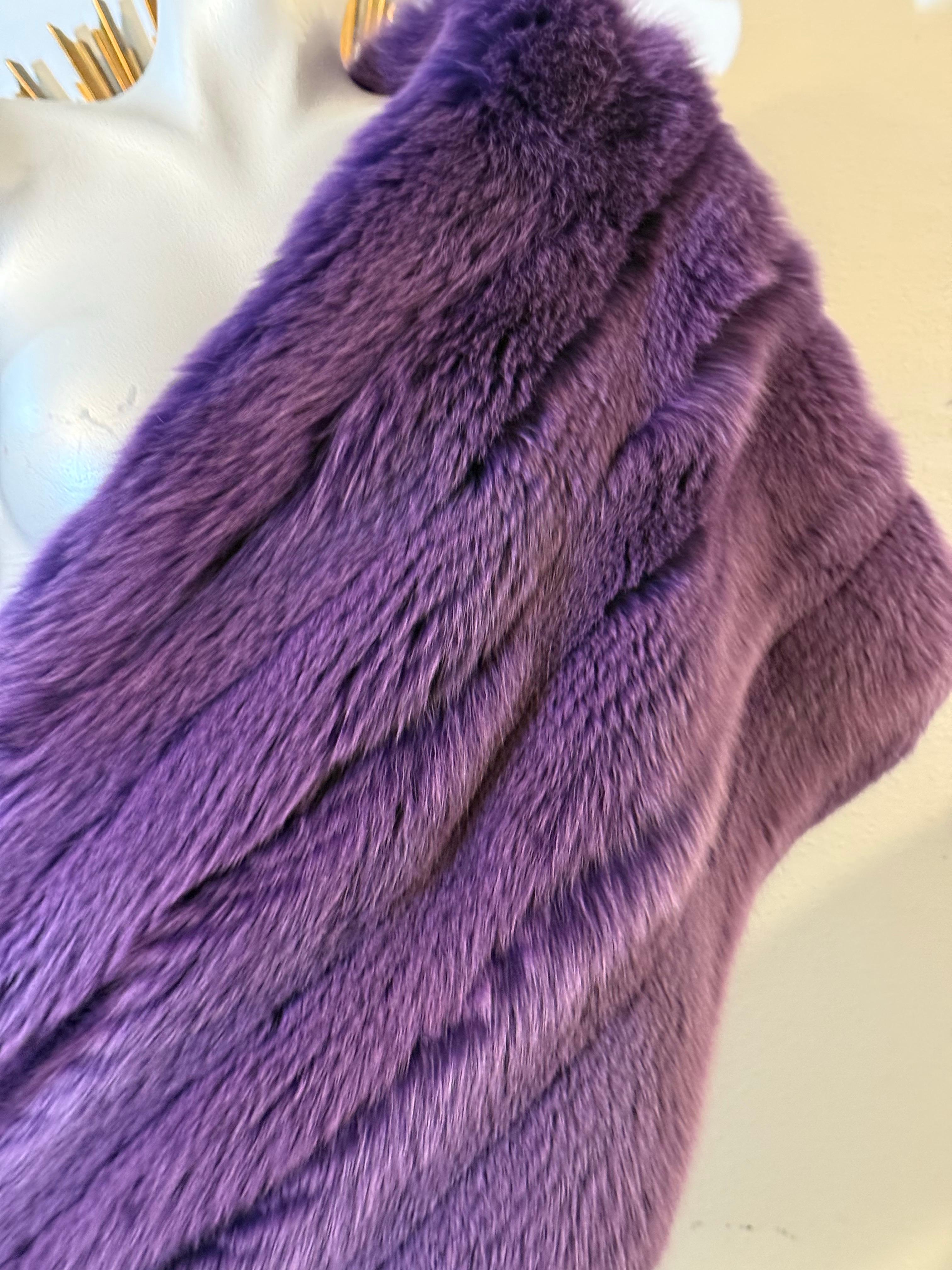 1980 Amen Wardy Royal Purple, lussuosa stola di pelliccia di volpe con un braccio solo e un lungo svolazzo in vendita 1