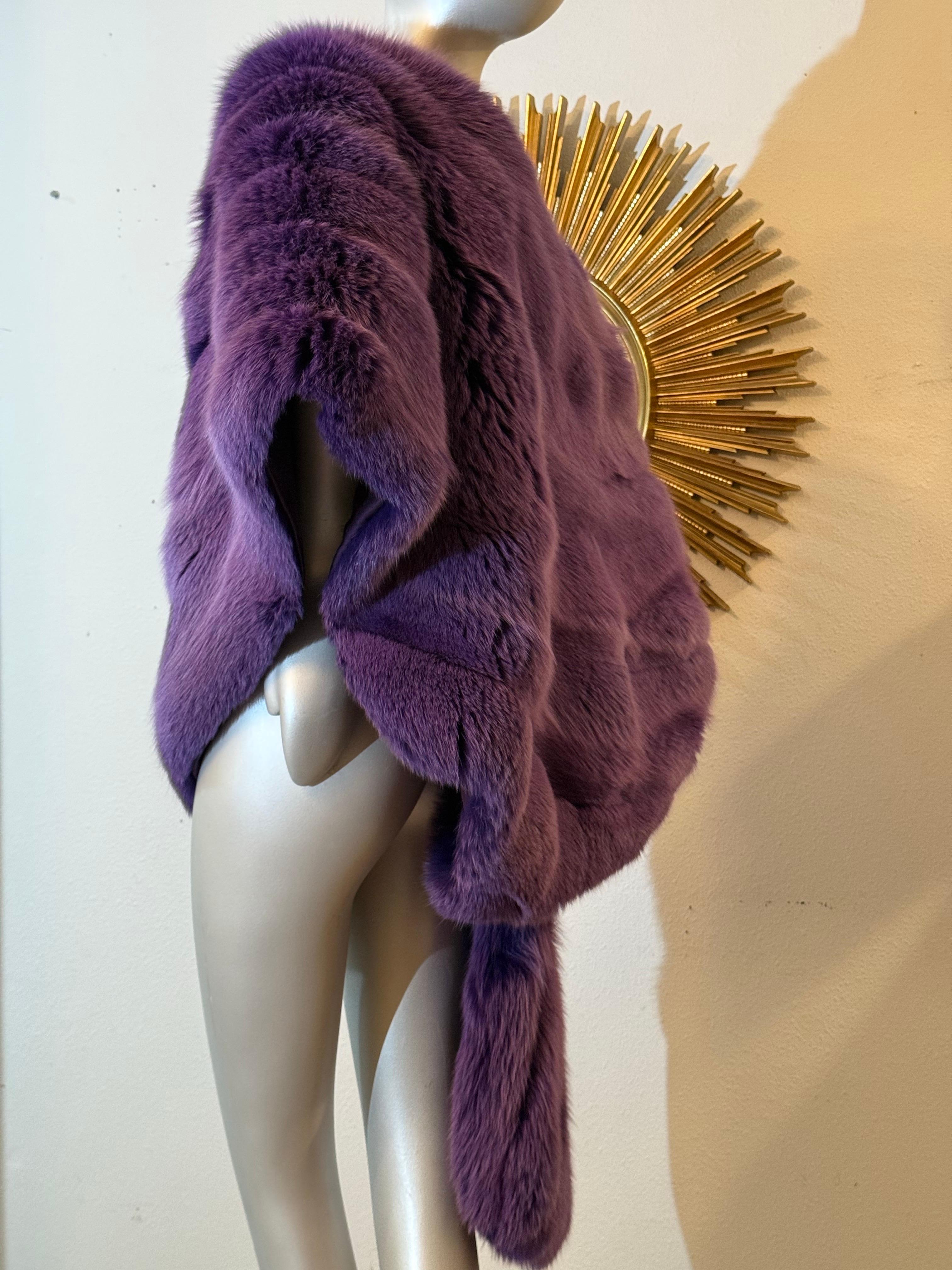 1980 Amen Wardy Royal Purple, lussuosa stola di pelliccia di volpe con un braccio solo e un lungo svolazzo in vendita 2