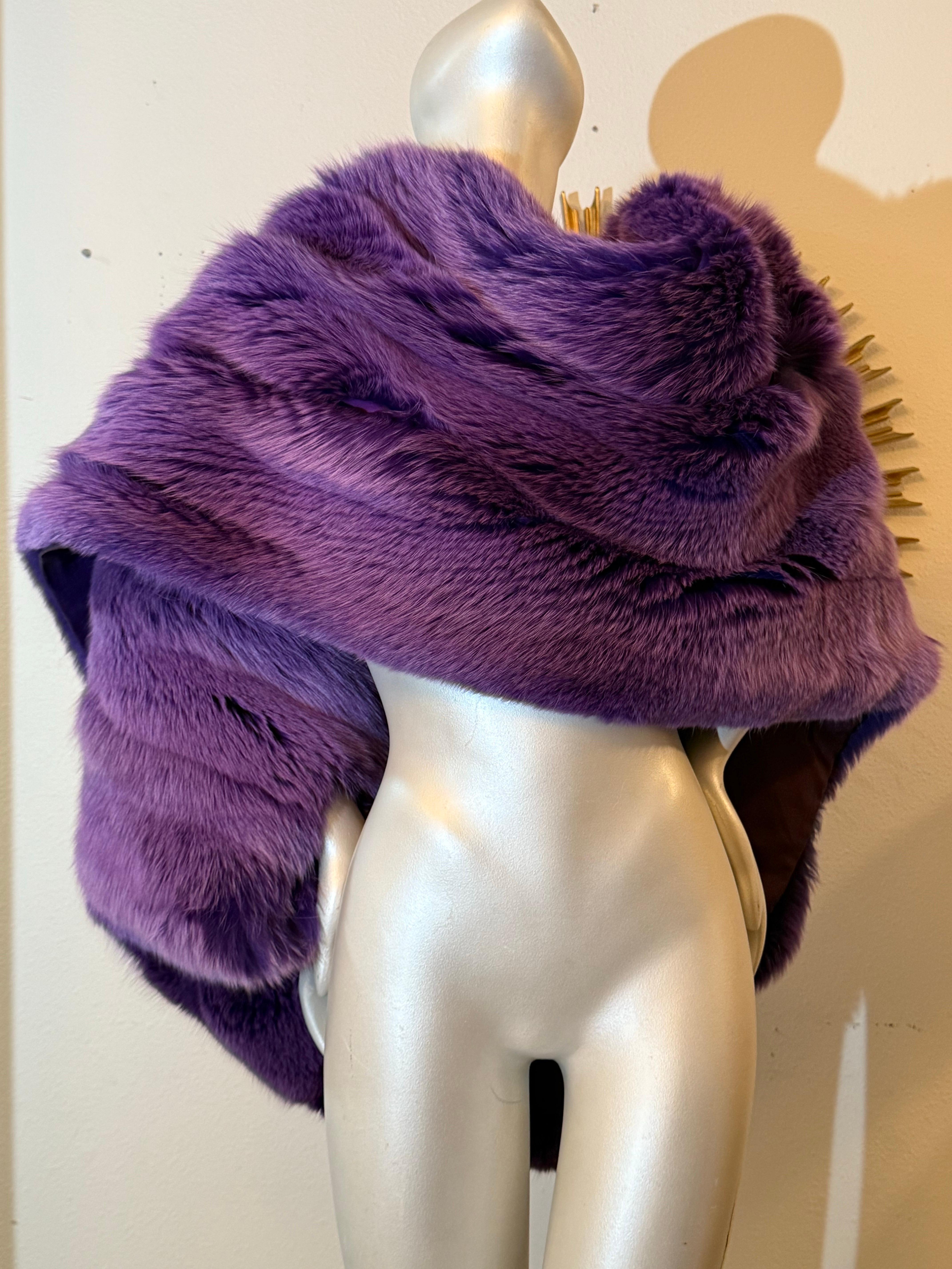1980 Amen Wardy Royal Purple, lussuosa stola di pelliccia di volpe con un braccio solo e un lungo svolazzo in vendita 3