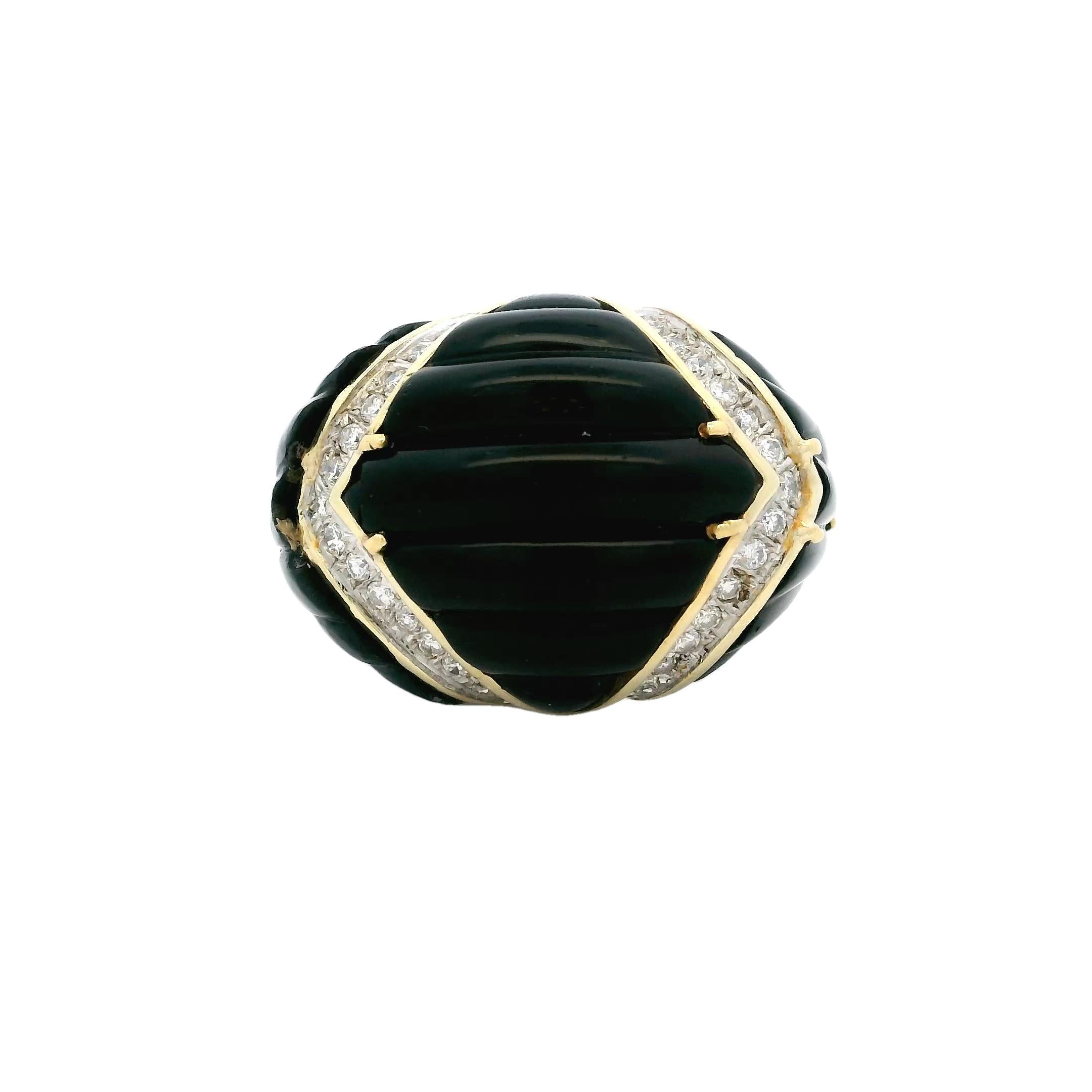 Rétro Anello americano del 1980 in oro giallo 14K con onice intagliato e diamante da 1,50 carati a cupola in vendita