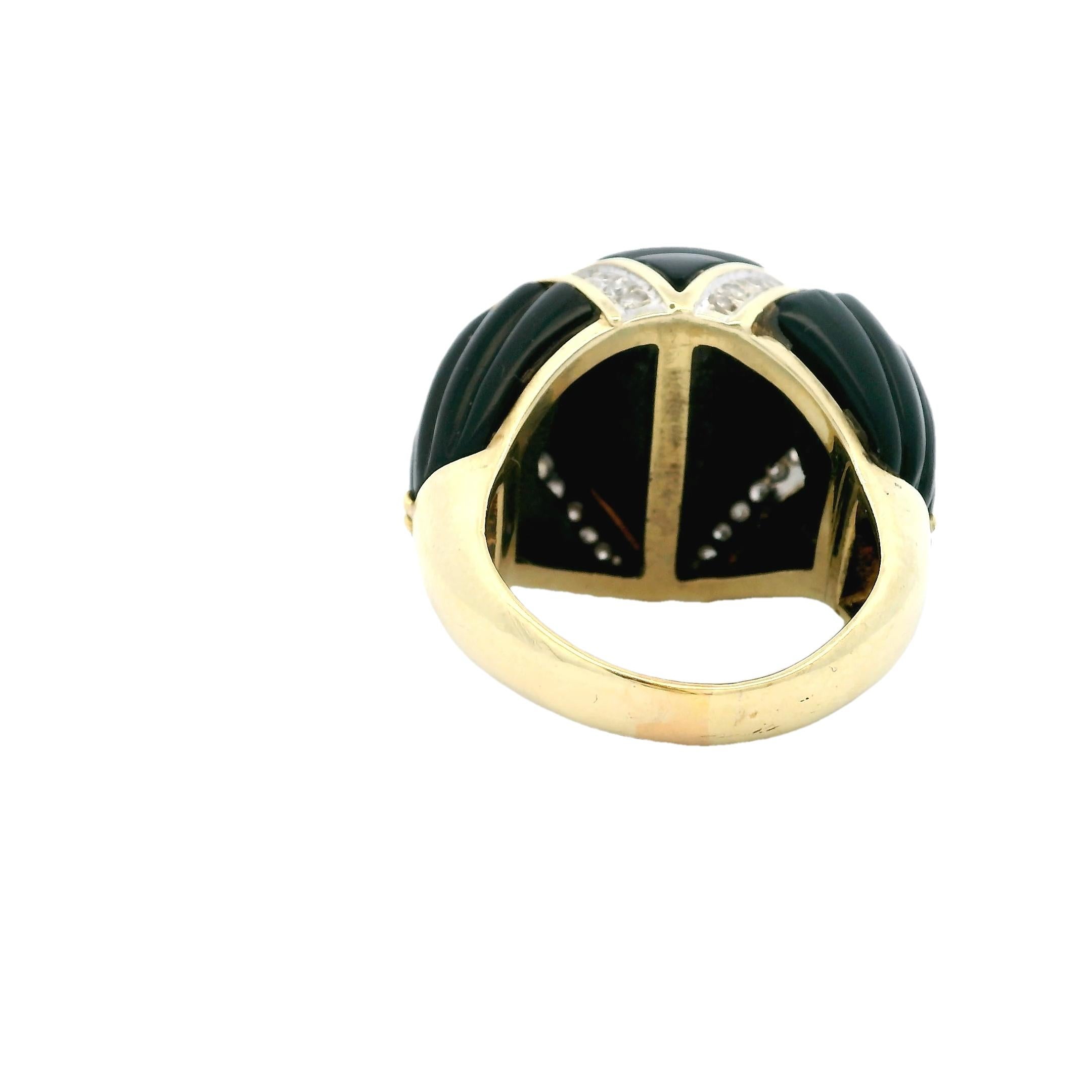 Taglio rotondo Anello americano del 1980 in oro giallo 14K con onice intagliato e diamante da 1,50 carati a cupola in vendita