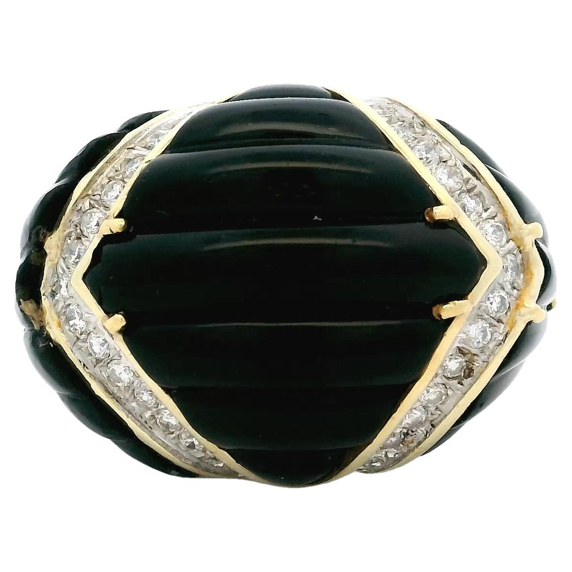 1980 American 14K Yellow Gold Onyx sculpté et 1.50 Carat Diamond Dome Ring