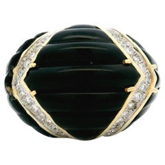 1980 American 14K Yellow Gold Onyx sculpté et 1.50 Carat Diamond Dome Ring