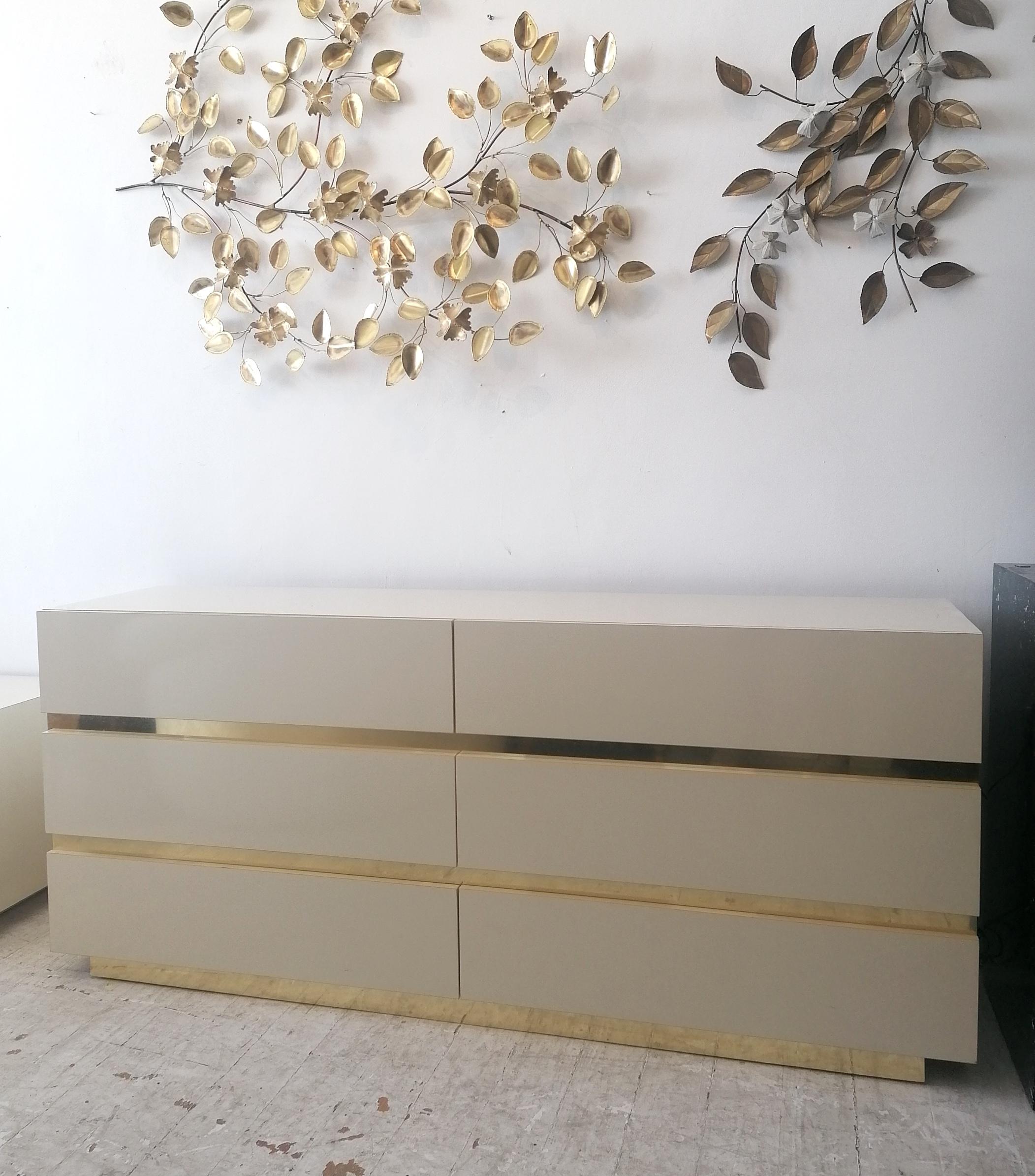 1980s American cream laminate and gold metal sideboard / dresser with drawers, in great condition. 

Dimensions: width 172.5cm, depth 44. 5cm, height 75cm
