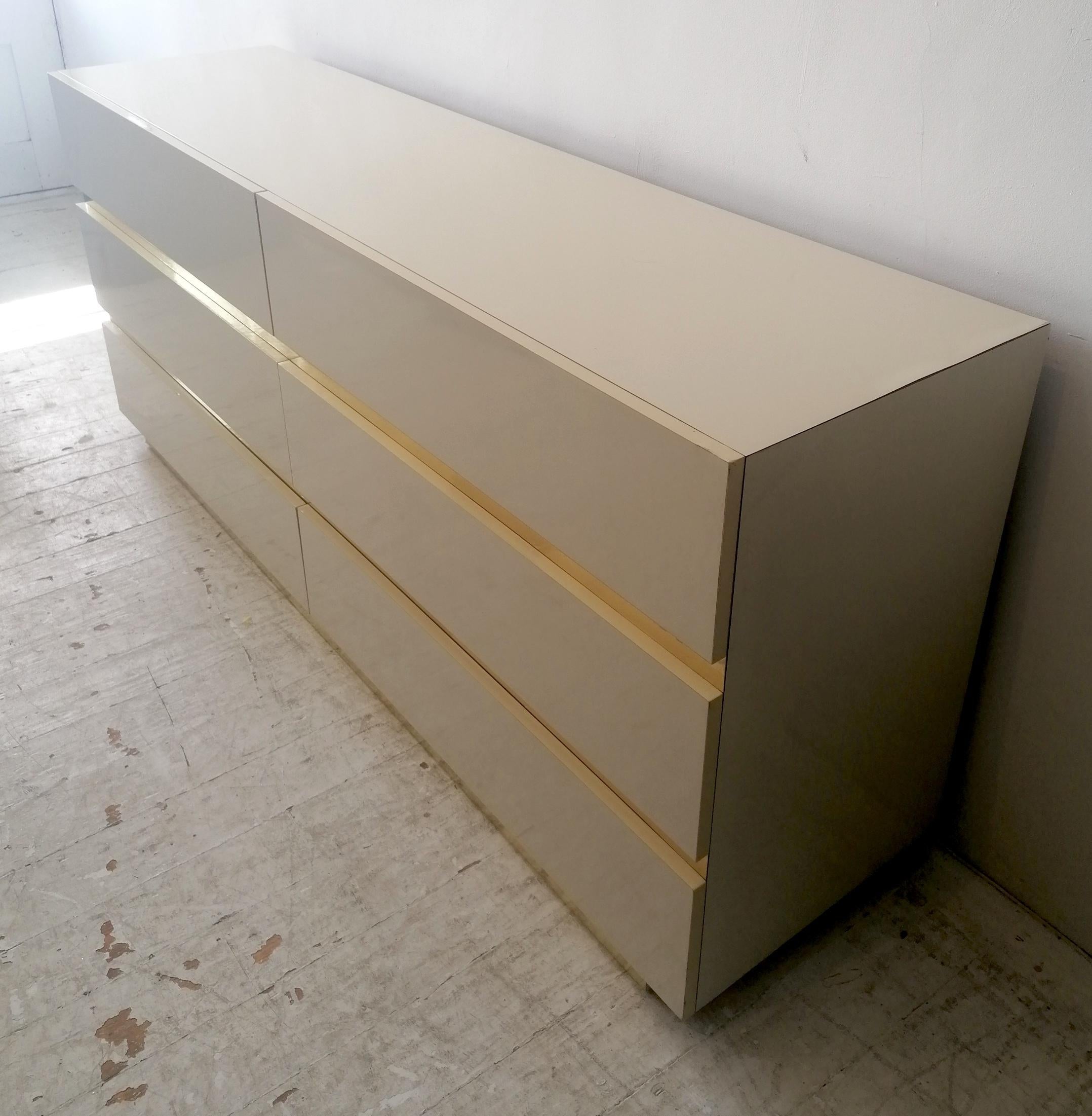 1980s American cream & gold metal sideboard / dresser with drawers In Good Condition For Sale In Hastings, GB