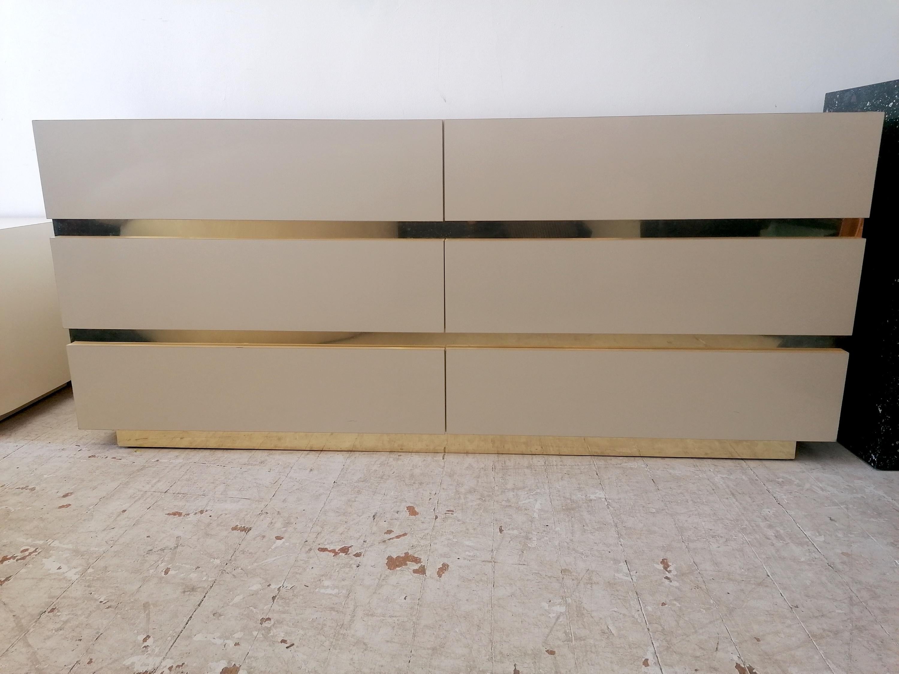 Laminate 1980s American cream & gold metal sideboard / dresser with drawers For Sale