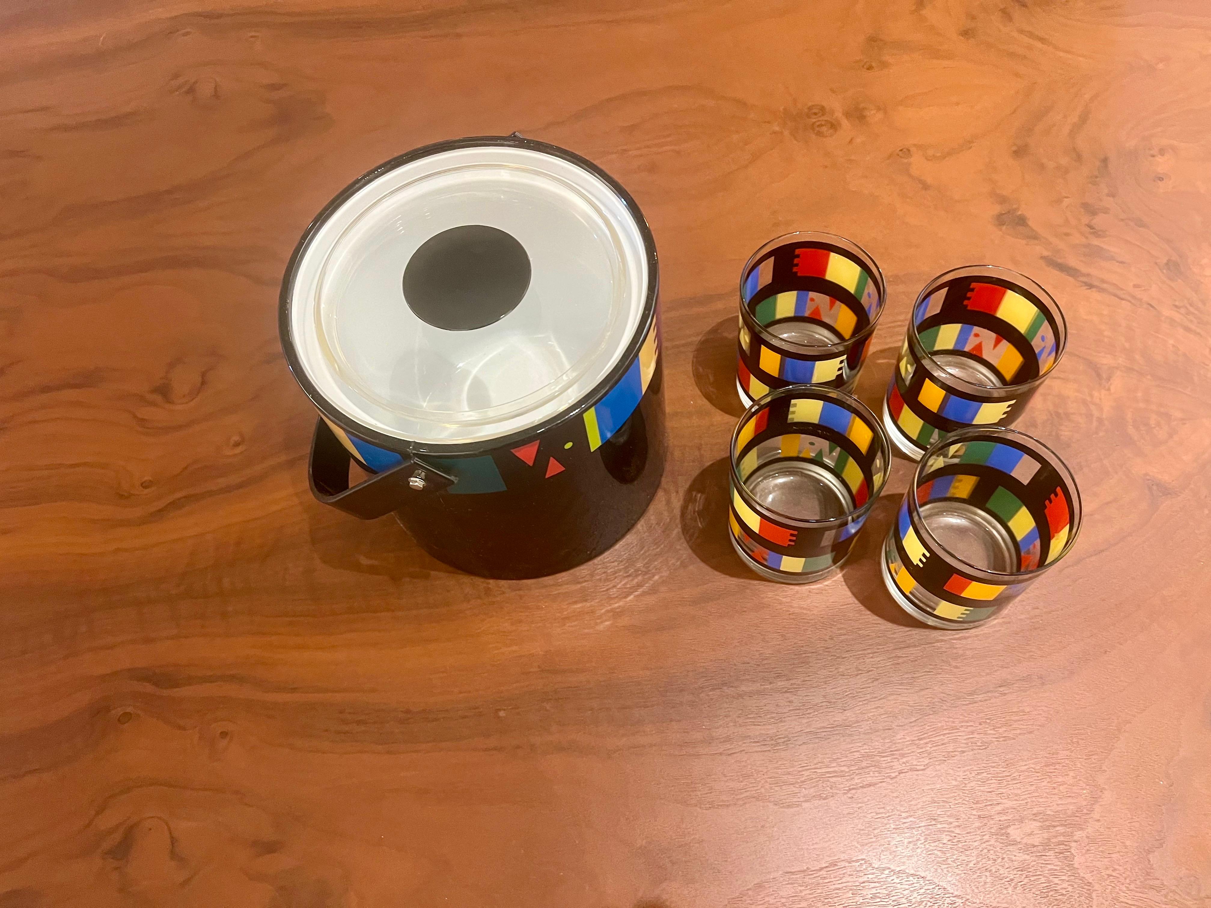 Juego de 4 cubiteras y vasos postmodernos americanos de los años 80 por Georges Briard NIB Vidrio en venta