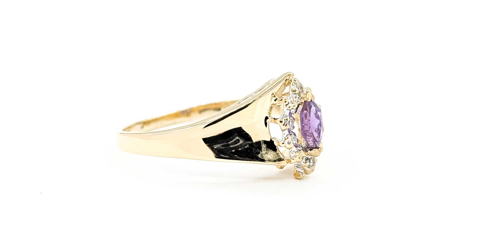 Bague à tige effilée en or jaune 14k, améthyste et diamant des années 1980

Cette bague est réalisée en or jaune 14k et présente une améthyste violette en serti clos, avec une tige effilée et un design des années 1980. L'améthyste pèse 0,18ct. Les