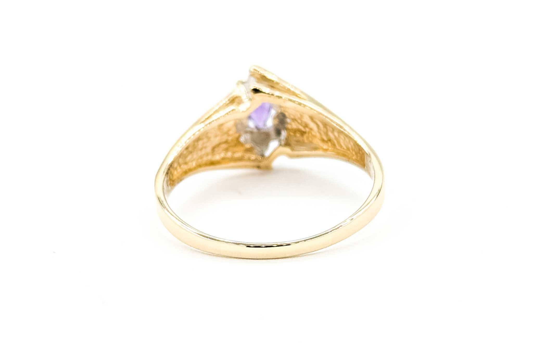 Bague à tige effilée en or jaune 14k, améthyste et diamant des années 1980 en vente 2