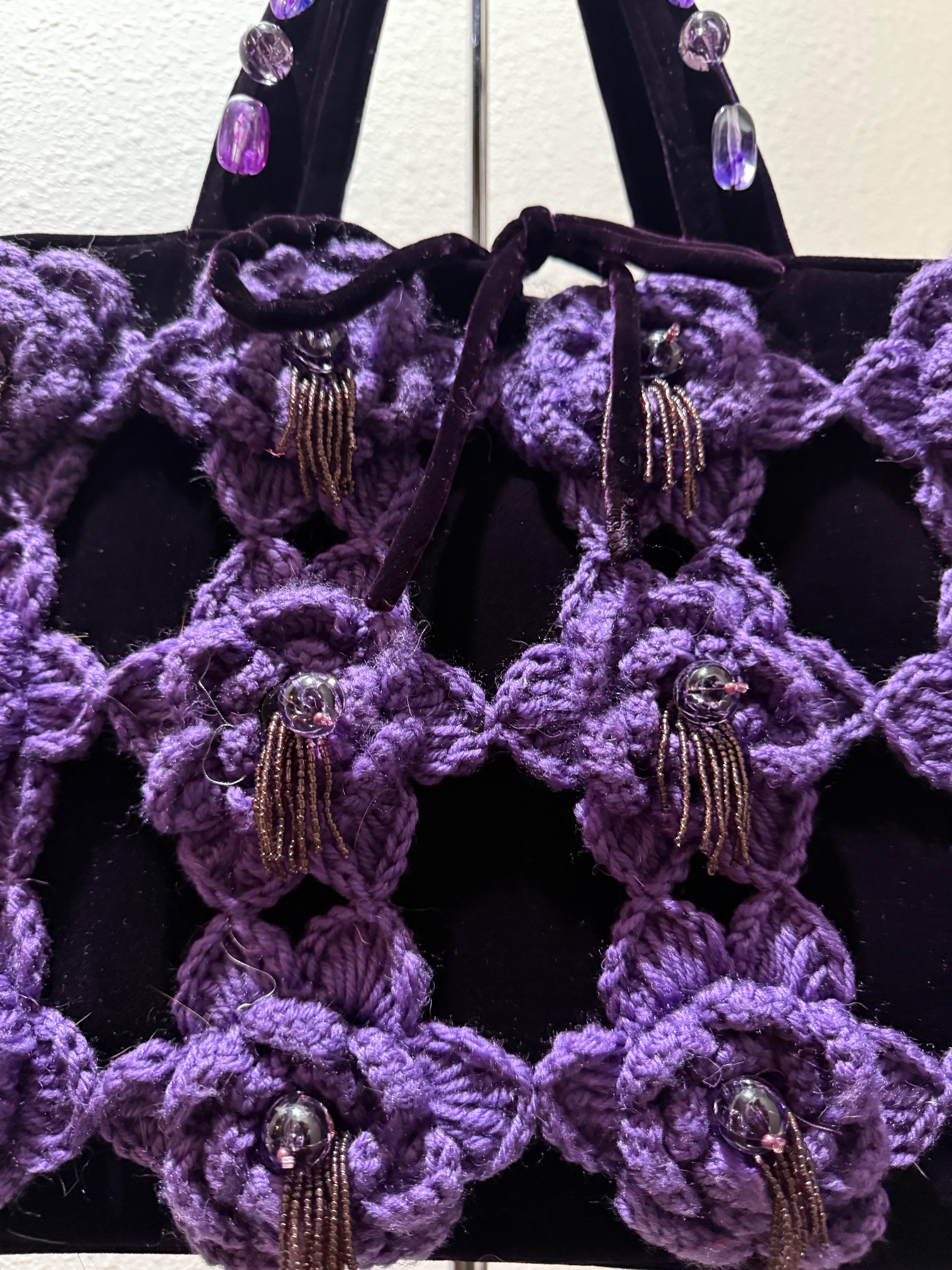 Borsa anni '80 in velluto ametista con fiori all'uncinetto viola e nappe con perline in vendita 5