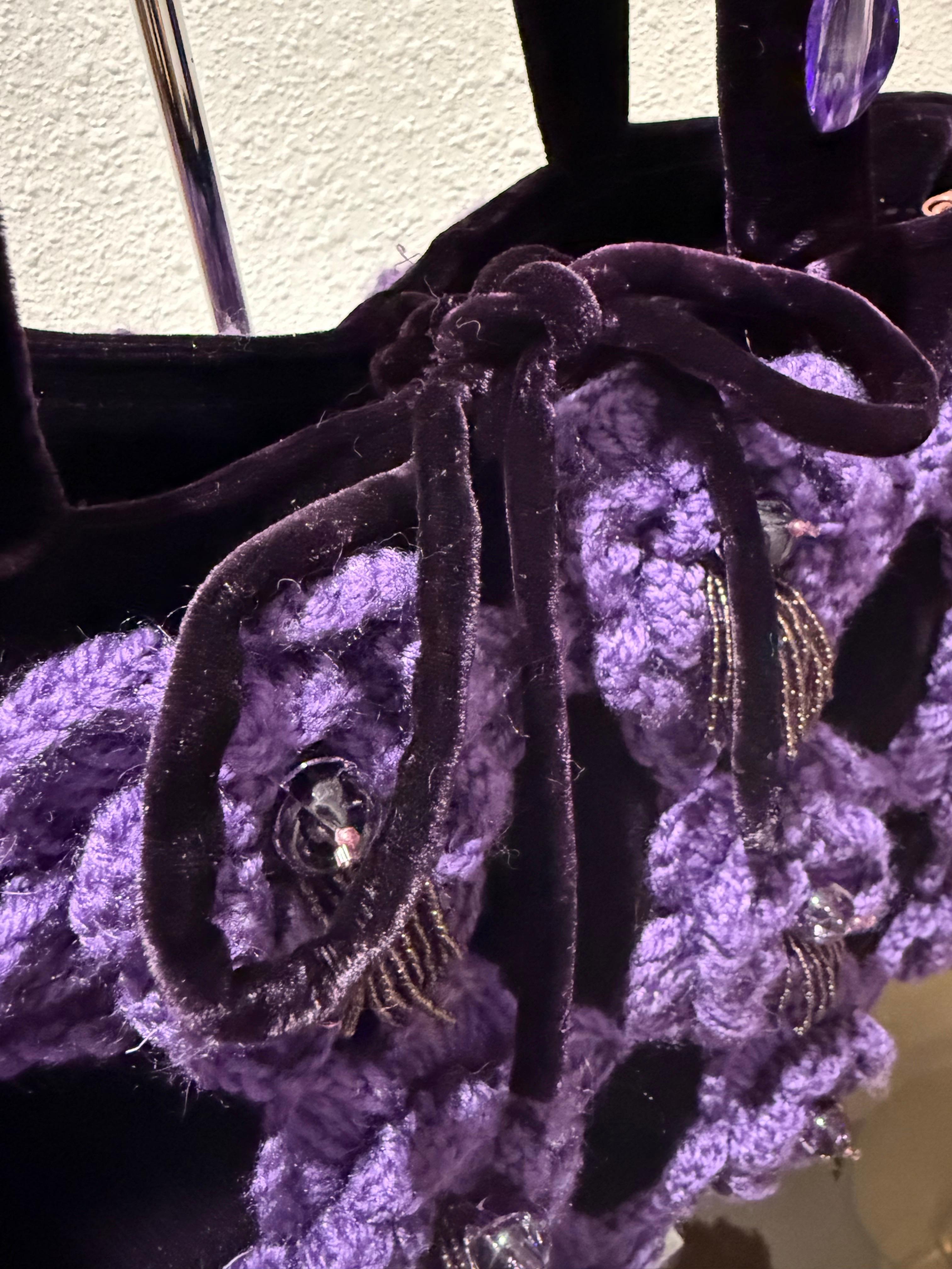 Borsa anni '80 in velluto ametista con fiori all'uncinetto viola e nappe con perline in vendita 6