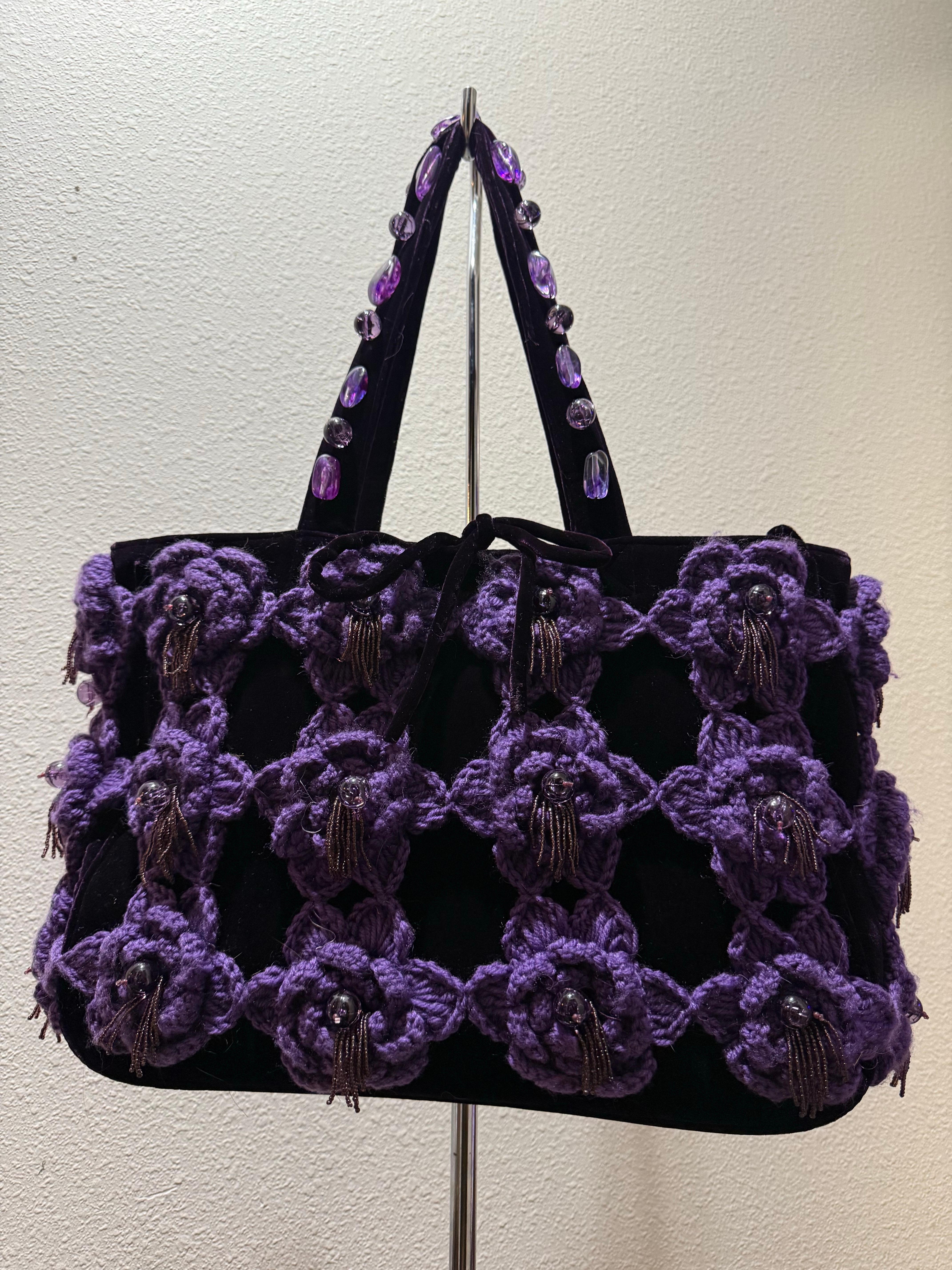 Borsa anni '80 in velluto ametista con fiori all'uncinetto viola e nappe con perline: Borsa strutturata a doppio manico, grande, per computer portatile, con chiusura a cerniera e tasche interne con cerniera. Sovrapposizione di fiori all'uncinetto di
