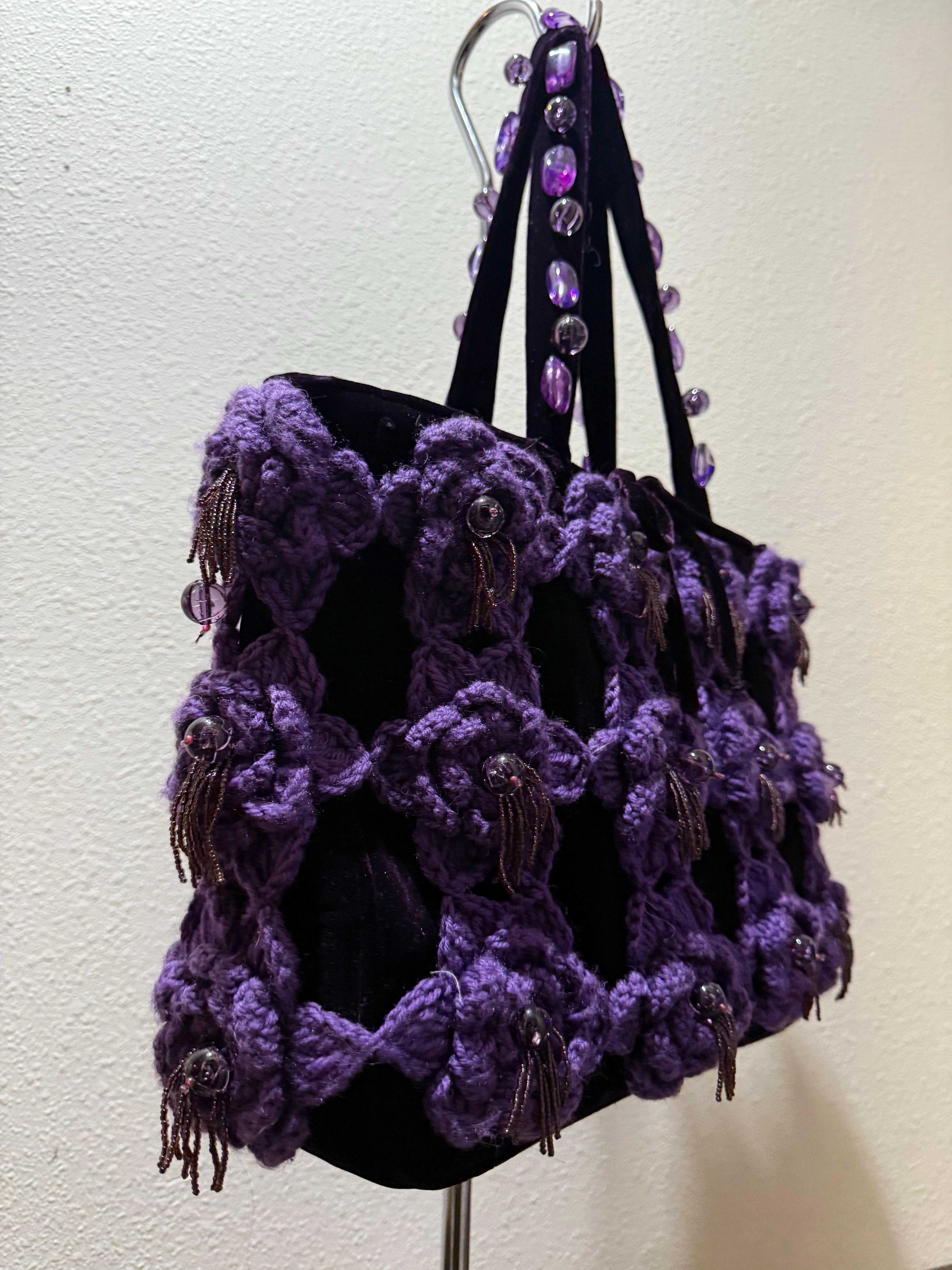 Nero Borsa anni '80 in velluto ametista con fiori all'uncinetto viola e nappe con perline in vendita