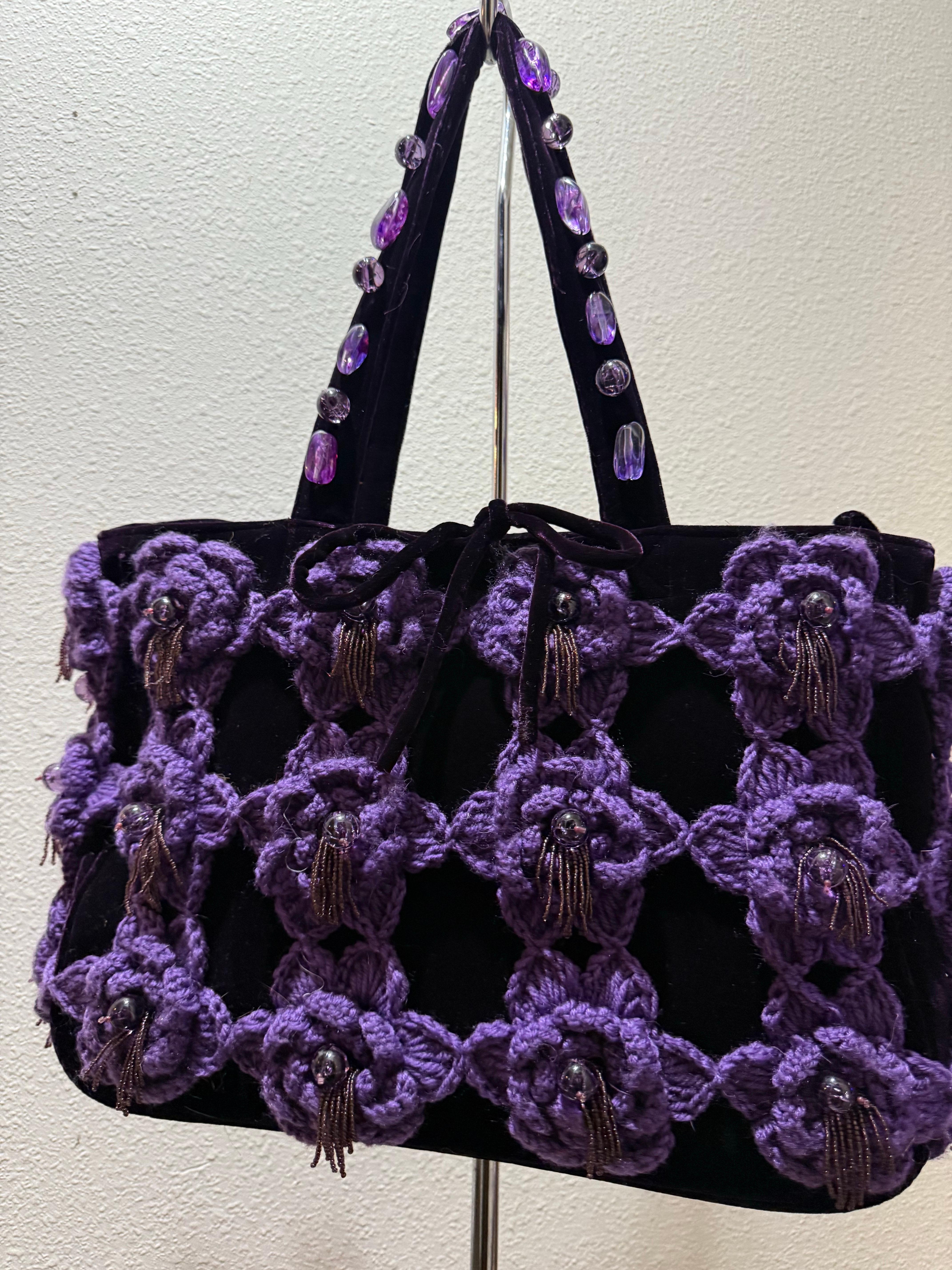 Borsa anni '80 in velluto ametista con fiori all'uncinetto viola e nappe con perline In condizioni ottime in vendita a Gresham, OR