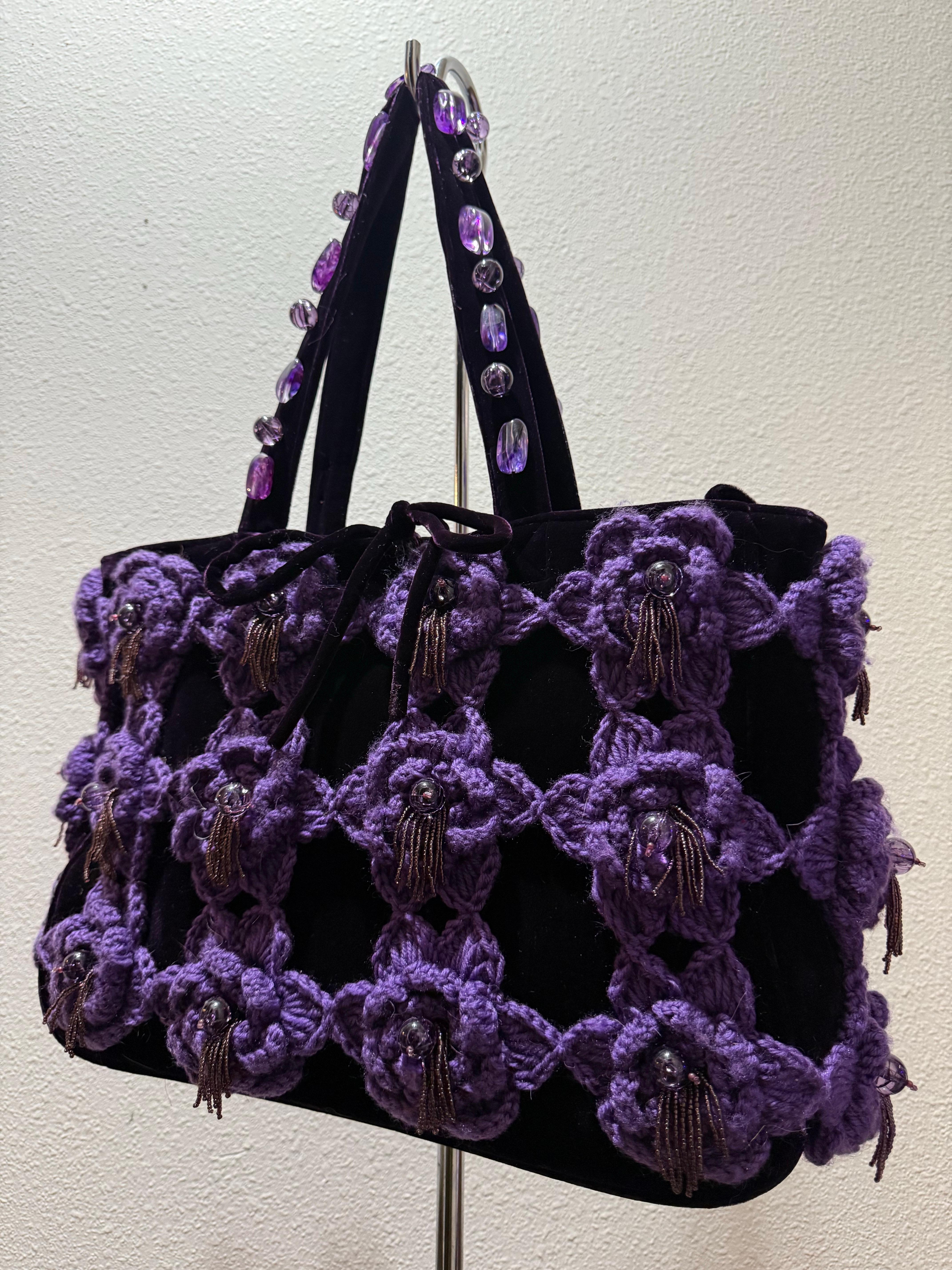 Donna Borsa anni '80 in velluto ametista con fiori all'uncinetto viola e nappe con perline in vendita