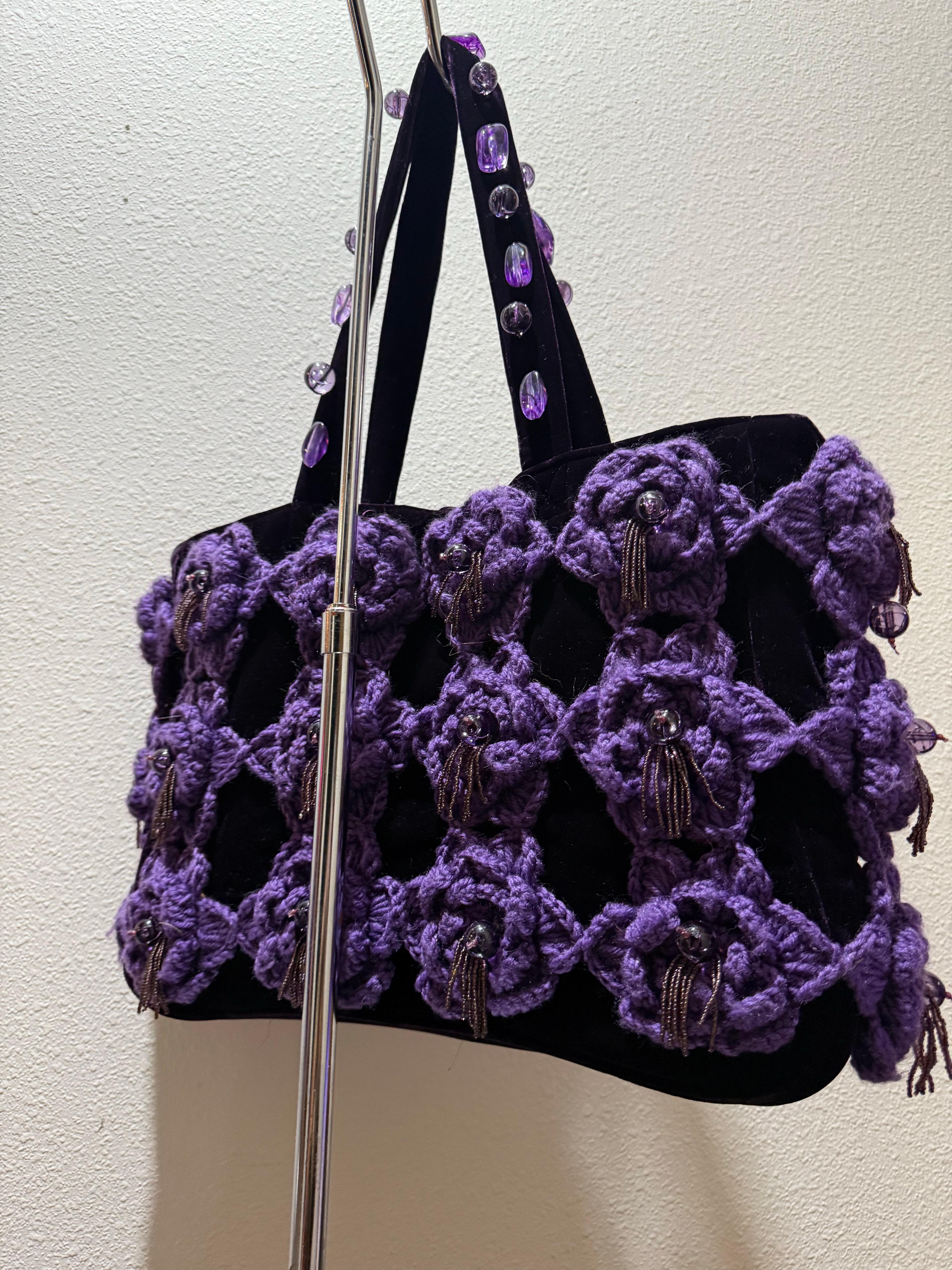 Borsa anni '80 in velluto ametista con fiori all'uncinetto viola e nappe con perline in vendita 1
