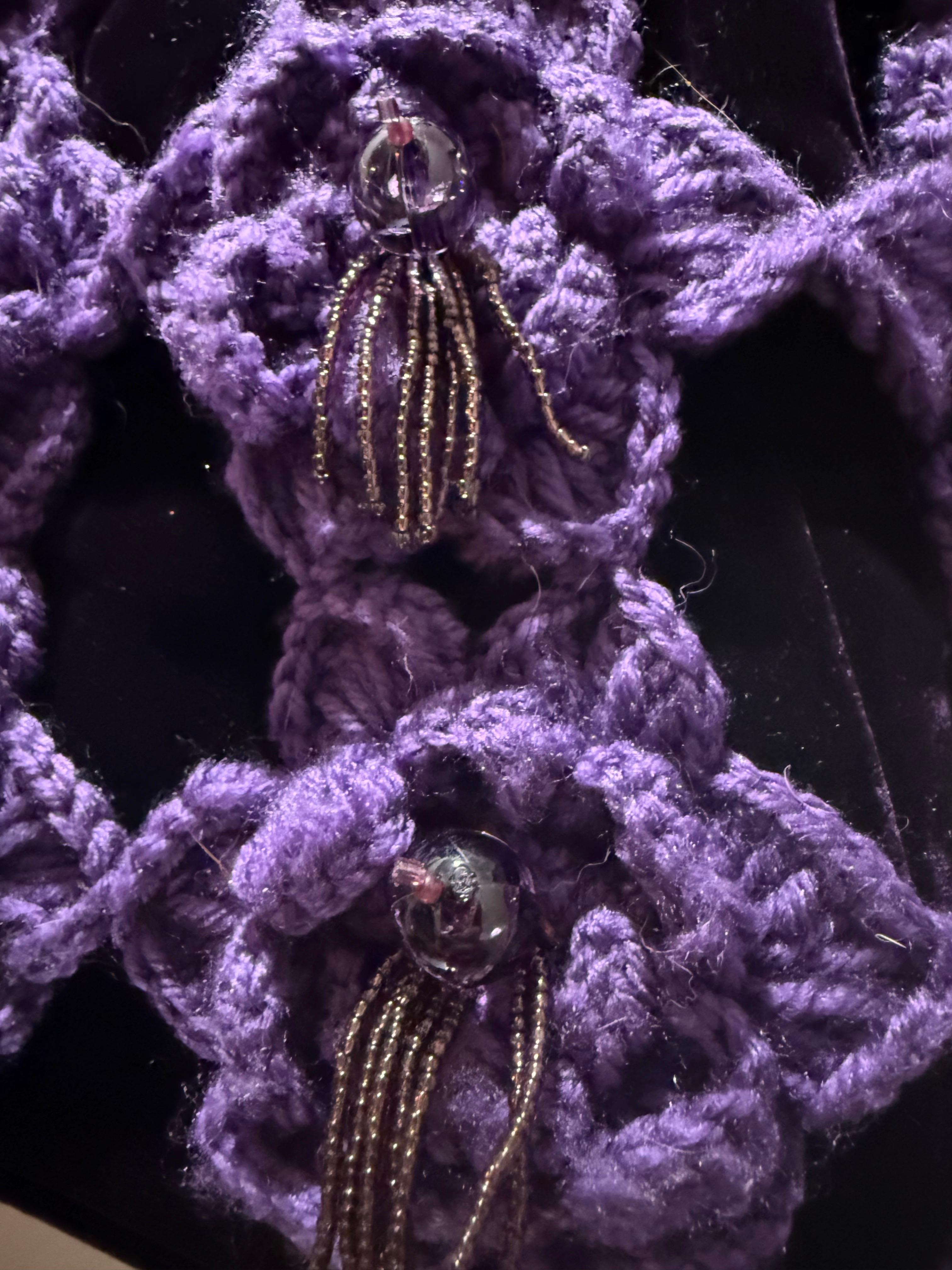 Borsa anni '80 in velluto ametista con fiori all'uncinetto viola e nappe con perline in vendita 2