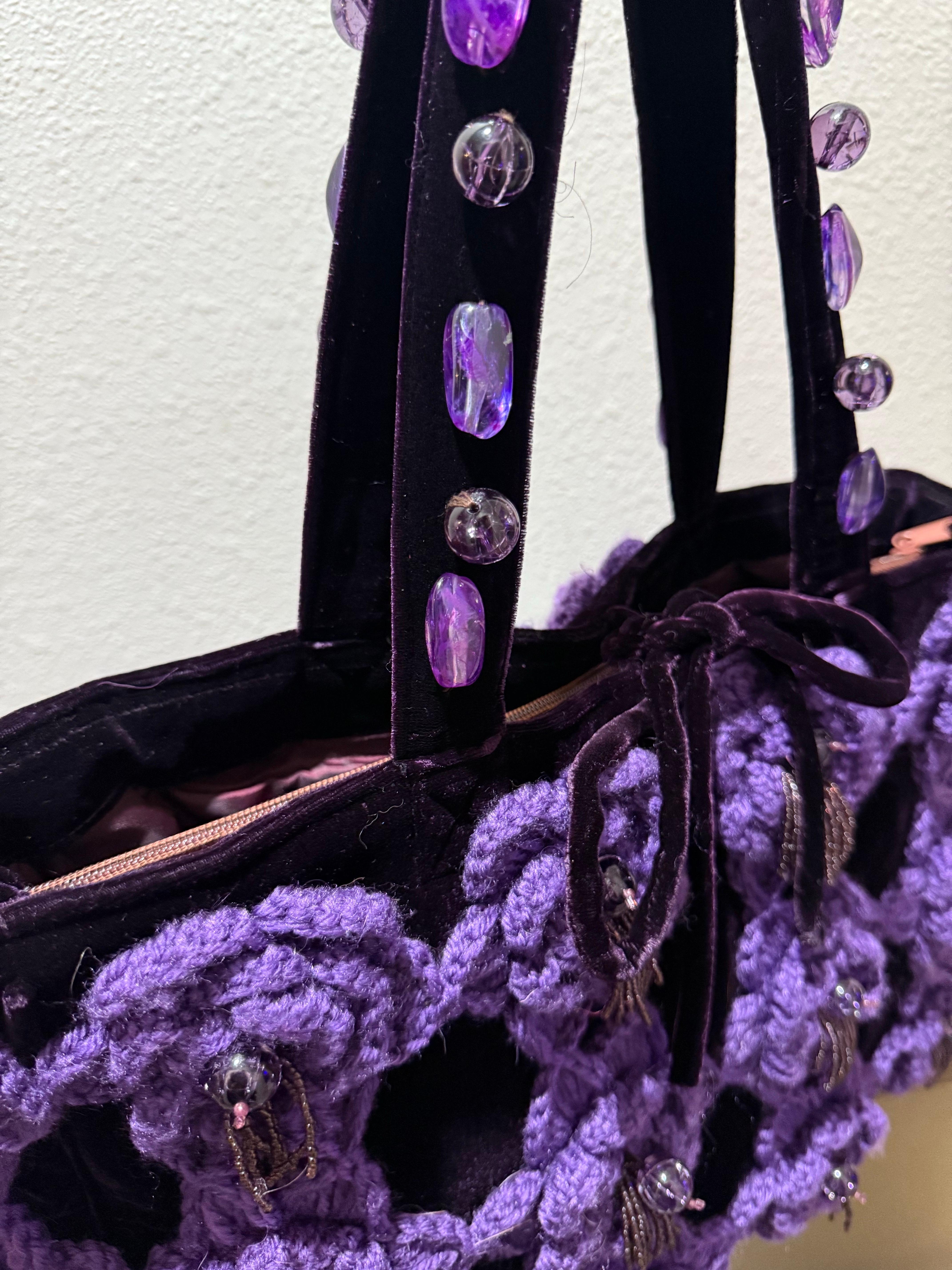 Borsa anni '80 in velluto ametista con fiori all'uncinetto viola e nappe con perline in vendita 3