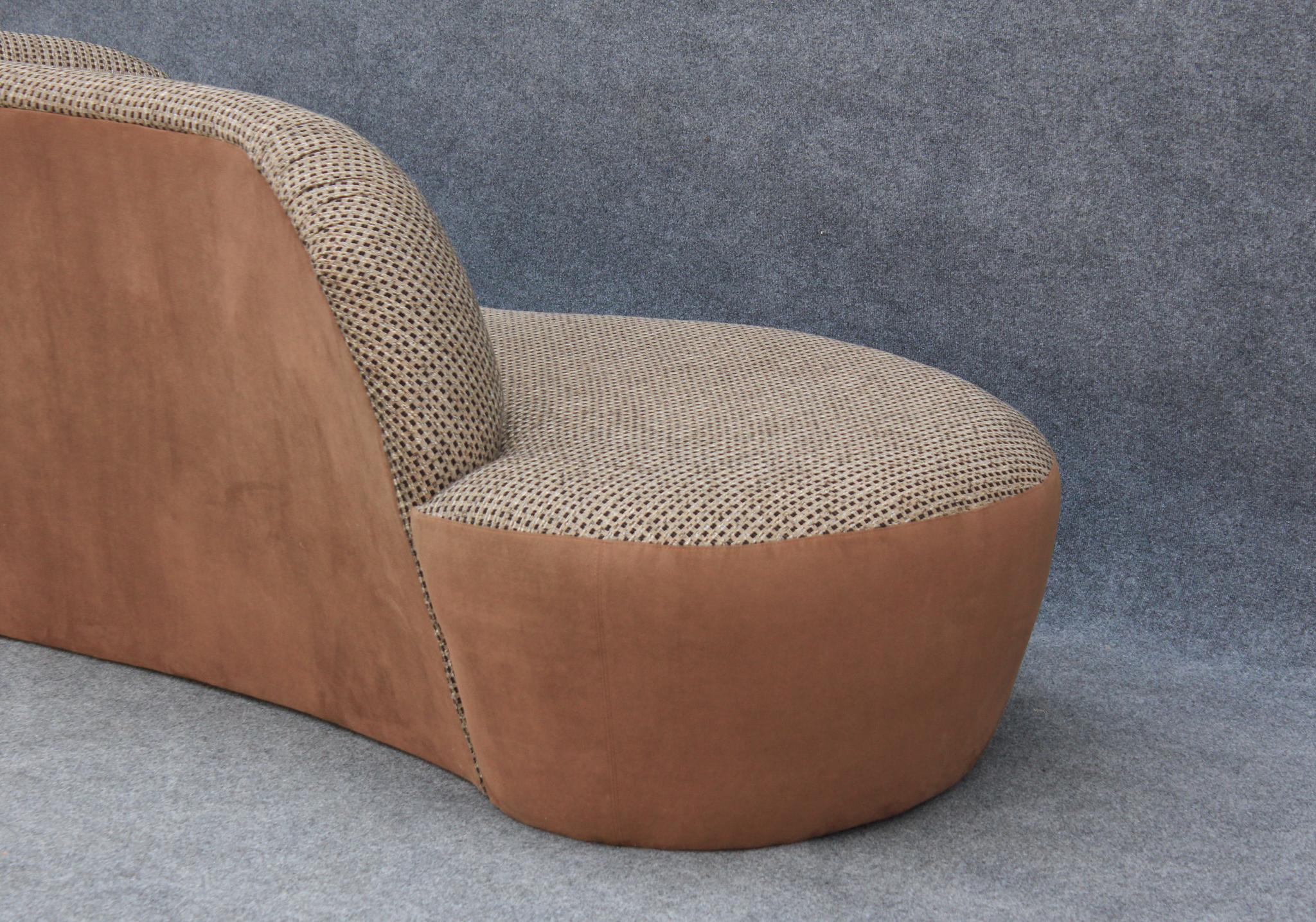 1980er Jahre Amorphes postmodernes geschwungenes asymmetrisches Sofa aus braunem Wildleder und Plaid im Angebot 4