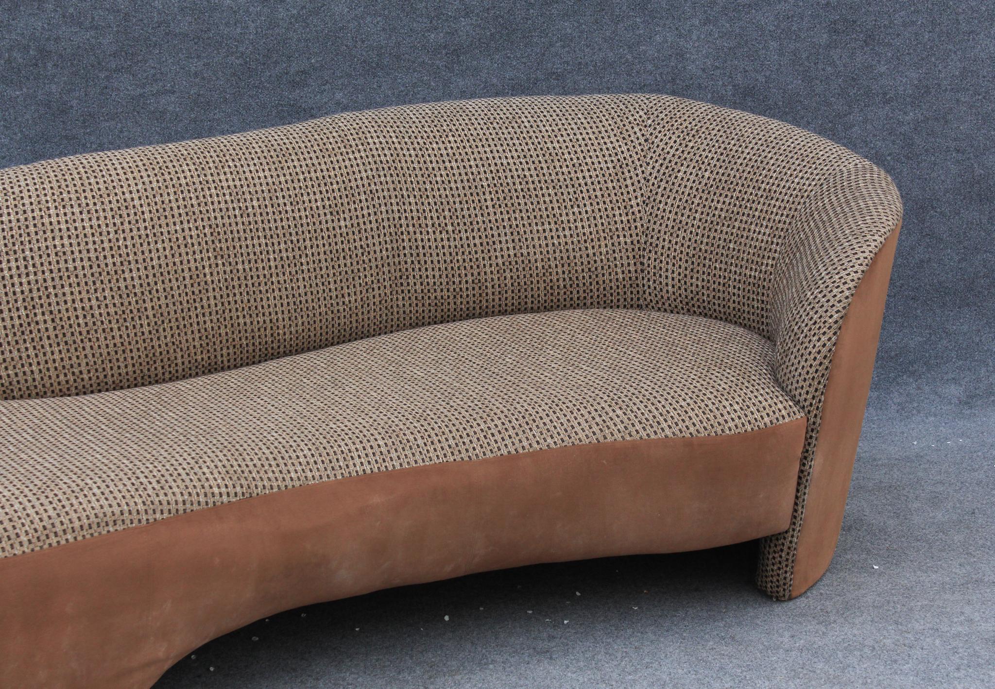 1980er Jahre Amorphes postmodernes geschwungenes asymmetrisches Sofa aus braunem Wildleder und Plaid im Angebot 5