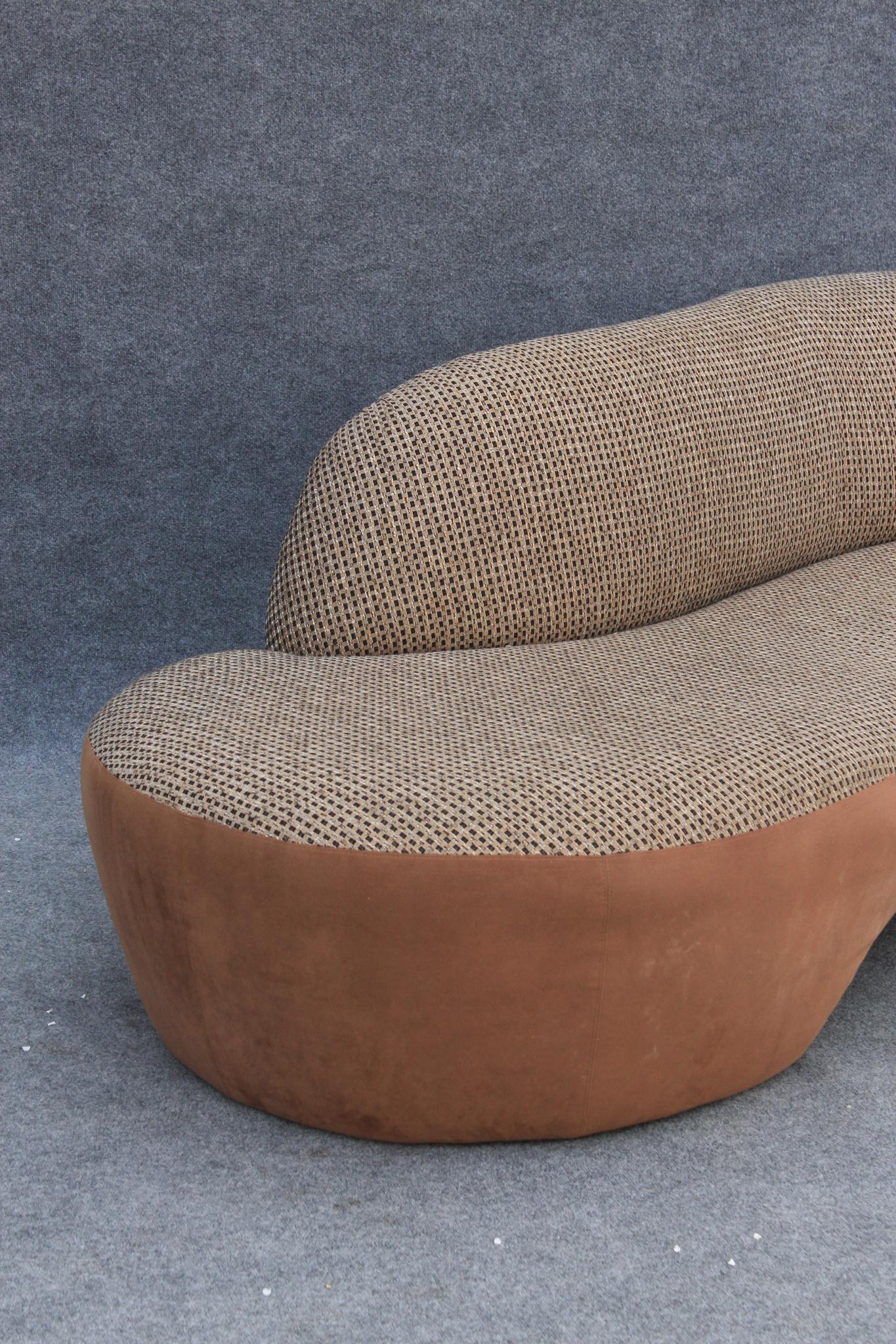 1980er Jahre Amorphes postmodernes geschwungenes asymmetrisches Sofa aus braunem Wildleder und Plaid im Angebot 6