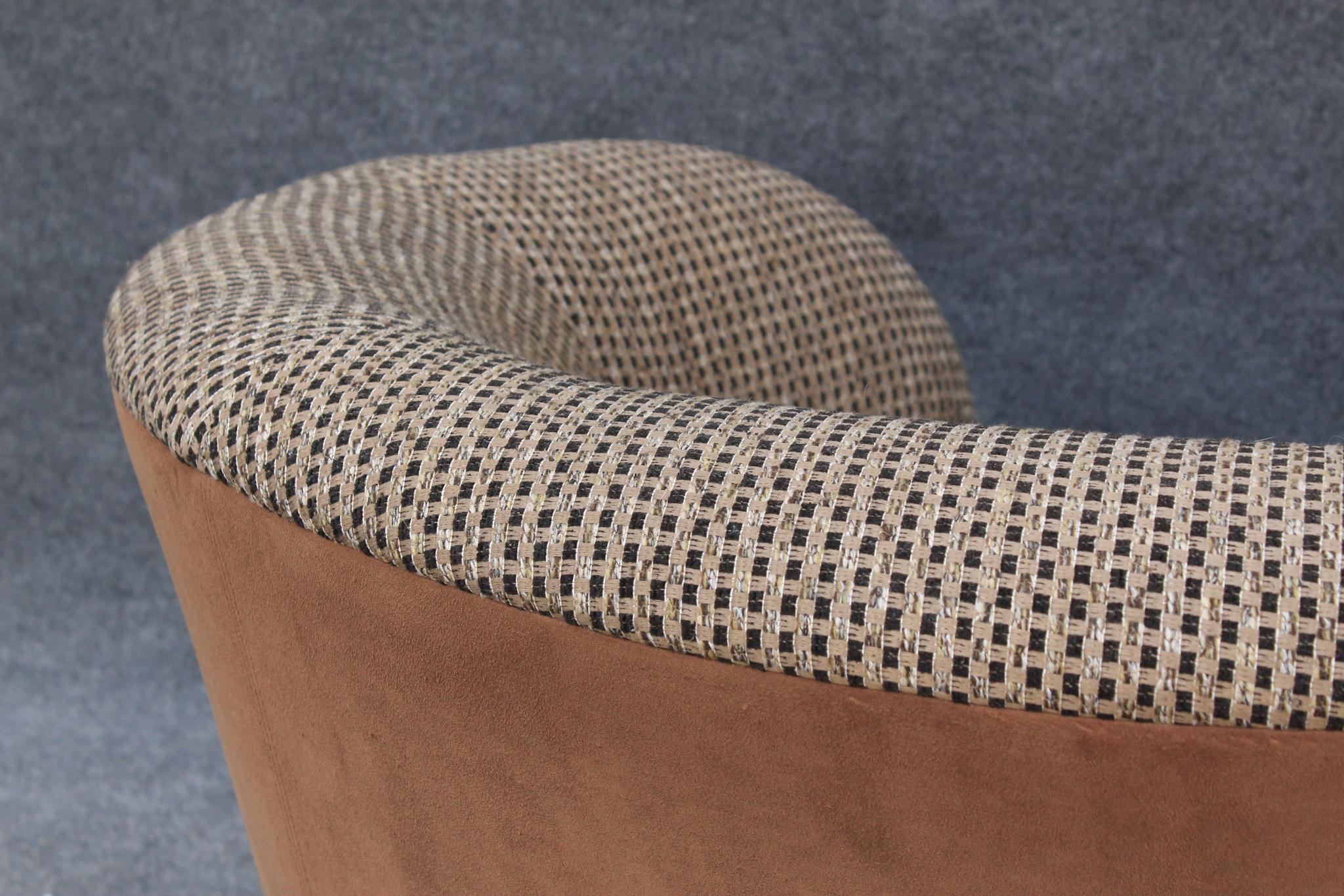 1980er Jahre Amorphes postmodernes geschwungenes asymmetrisches Sofa aus braunem Wildleder und Plaid im Angebot 7