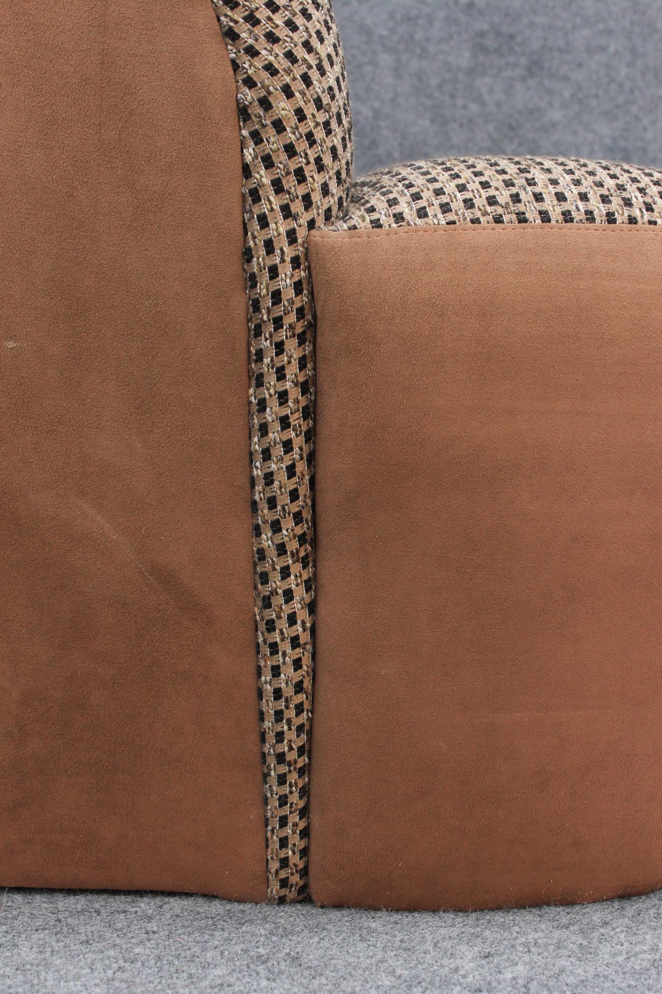 1980er Jahre Amorphes postmodernes geschwungenes asymmetrisches Sofa aus braunem Wildleder und Plaid im Angebot 8