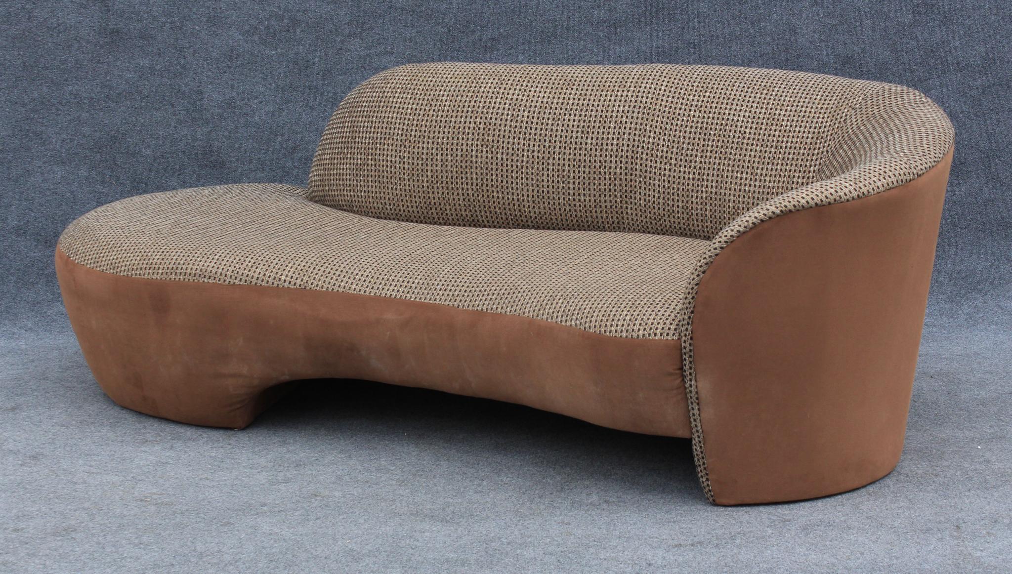 Dieses in den 1980er Jahren hergestellte Sofa wurde in Anlehnung an beliebte Werke postmoderner Designer entworfen. Der Designer dieses Sofas hat sich zwar eindeutig von diesen Entwürfen inspirieren lassen, aber er hat selbst die Initiative