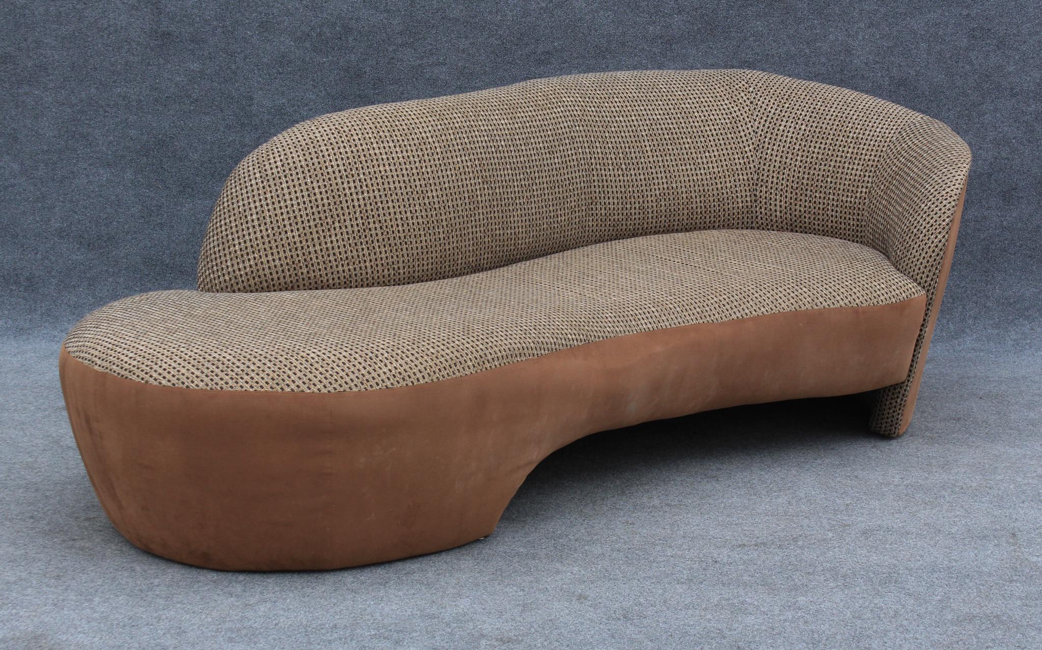 1980er Jahre Amorphes postmodernes geschwungenes asymmetrisches Sofa aus braunem Wildleder und Plaid (Moderne der Mitte des Jahrhunderts) im Angebot