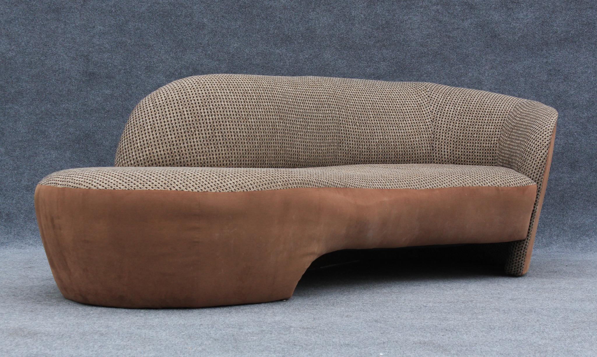 1980er Jahre Amorphes postmodernes geschwungenes asymmetrisches Sofa aus braunem Wildleder und Plaid (amerikanisch) im Angebot