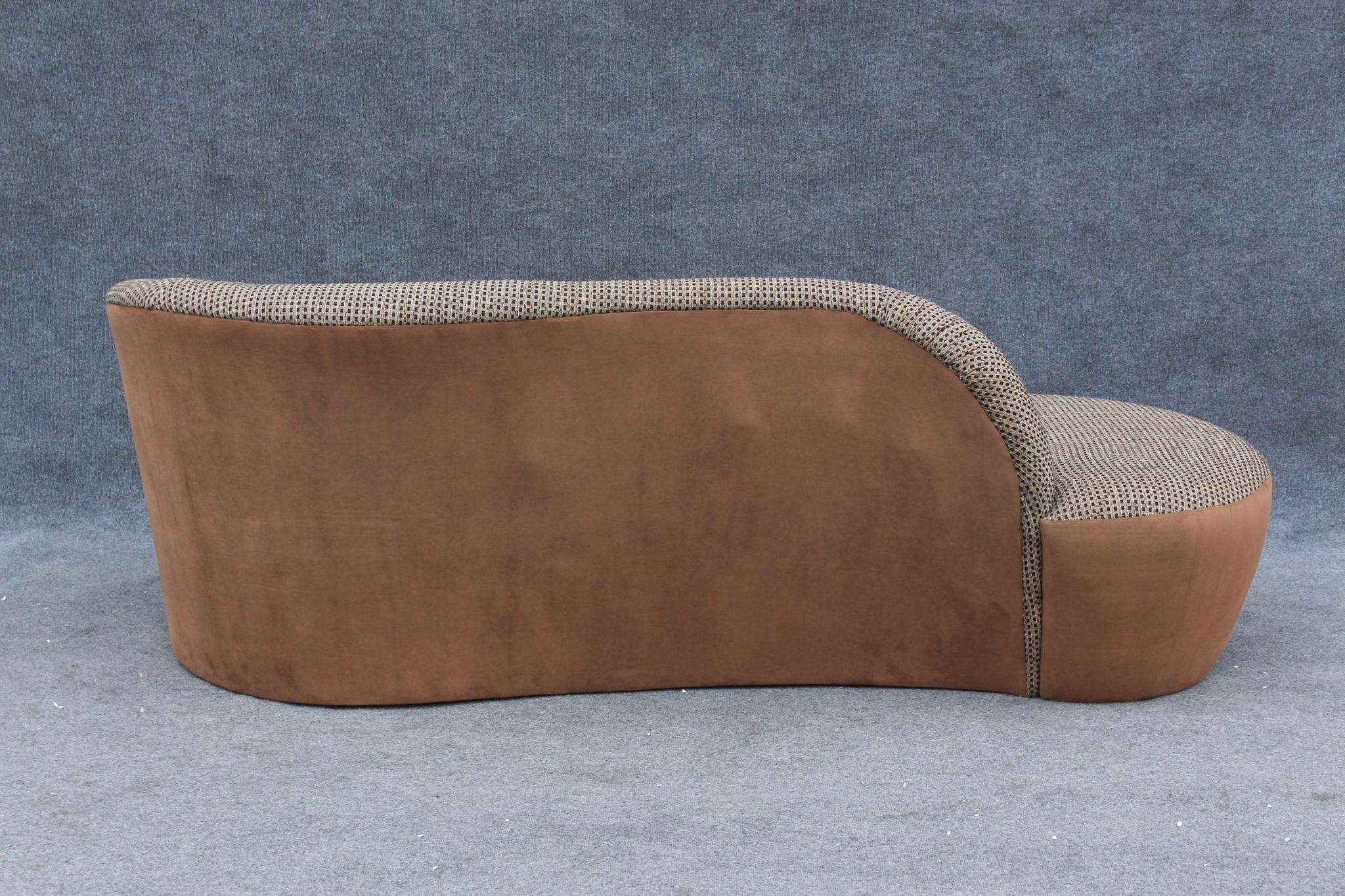 1980er Jahre Amorphes postmodernes geschwungenes asymmetrisches Sofa aus braunem Wildleder und Plaid im Zustand „Gut“ im Angebot in Philadelphia, PA