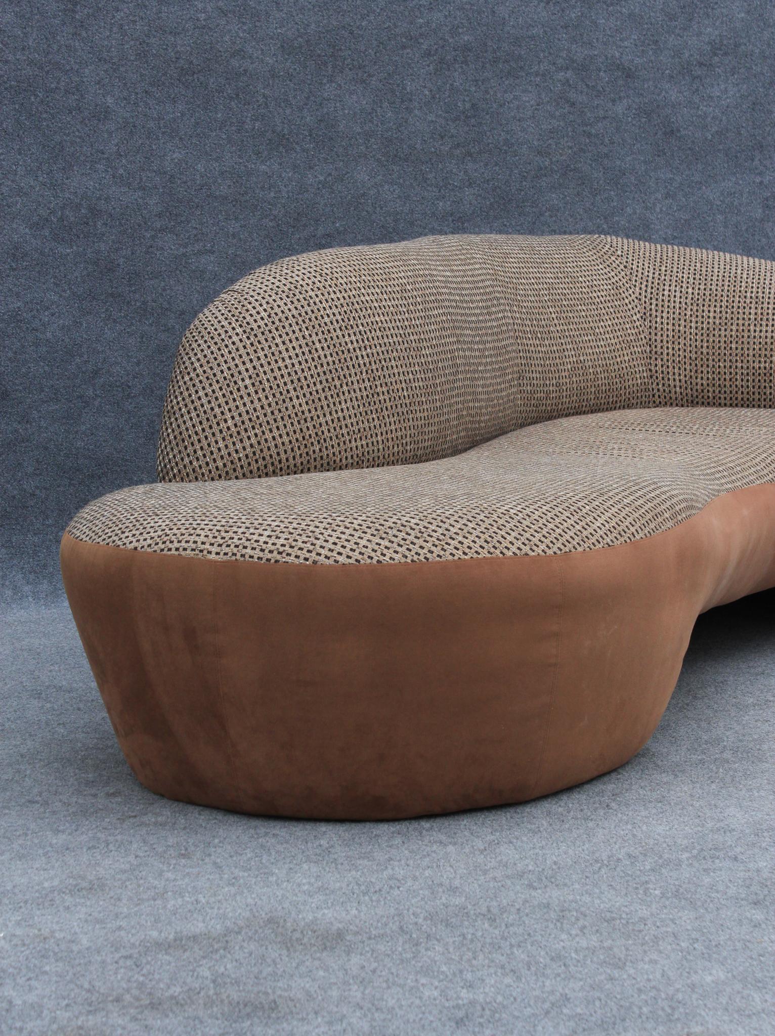 1980er Jahre Amorphes postmodernes geschwungenes asymmetrisches Sofa aus braunem Wildleder und Plaid (Ende des 20. Jahrhunderts) im Angebot