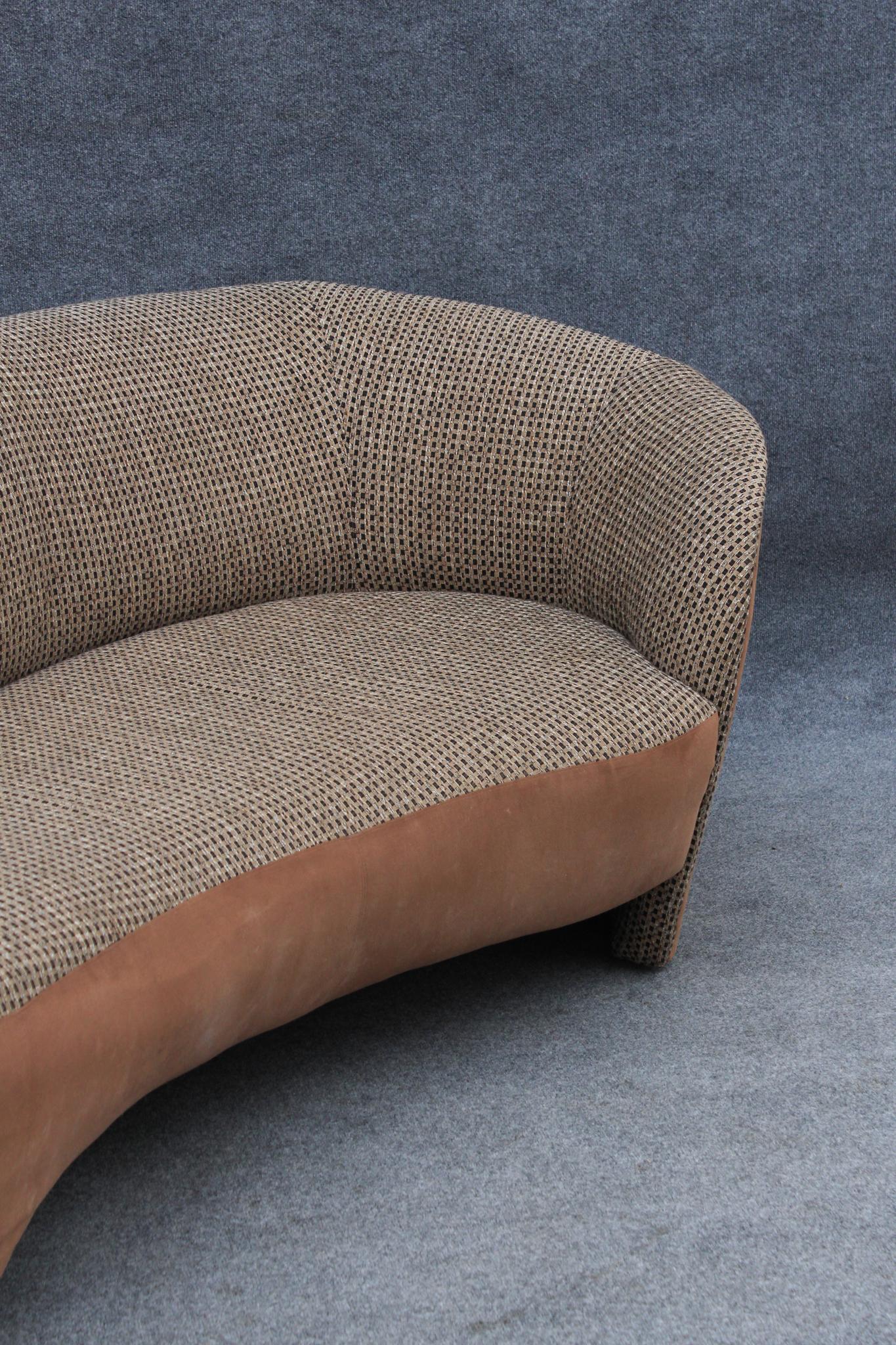 1980er Jahre Amorphes postmodernes geschwungenes asymmetrisches Sofa aus braunem Wildleder und Plaid im Angebot 1