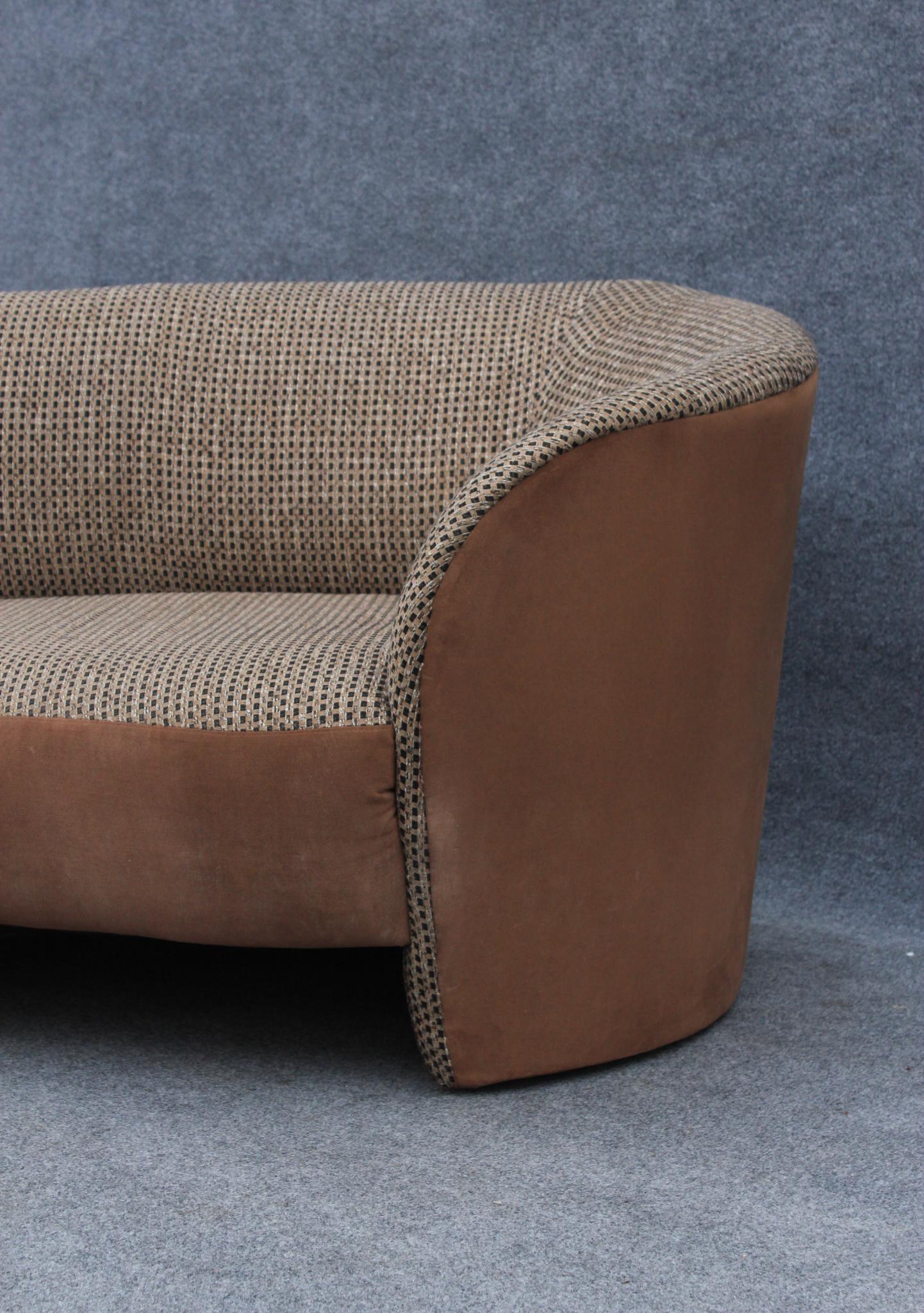 1980er Jahre Amorphes postmodernes geschwungenes asymmetrisches Sofa aus braunem Wildleder und Plaid im Angebot 2