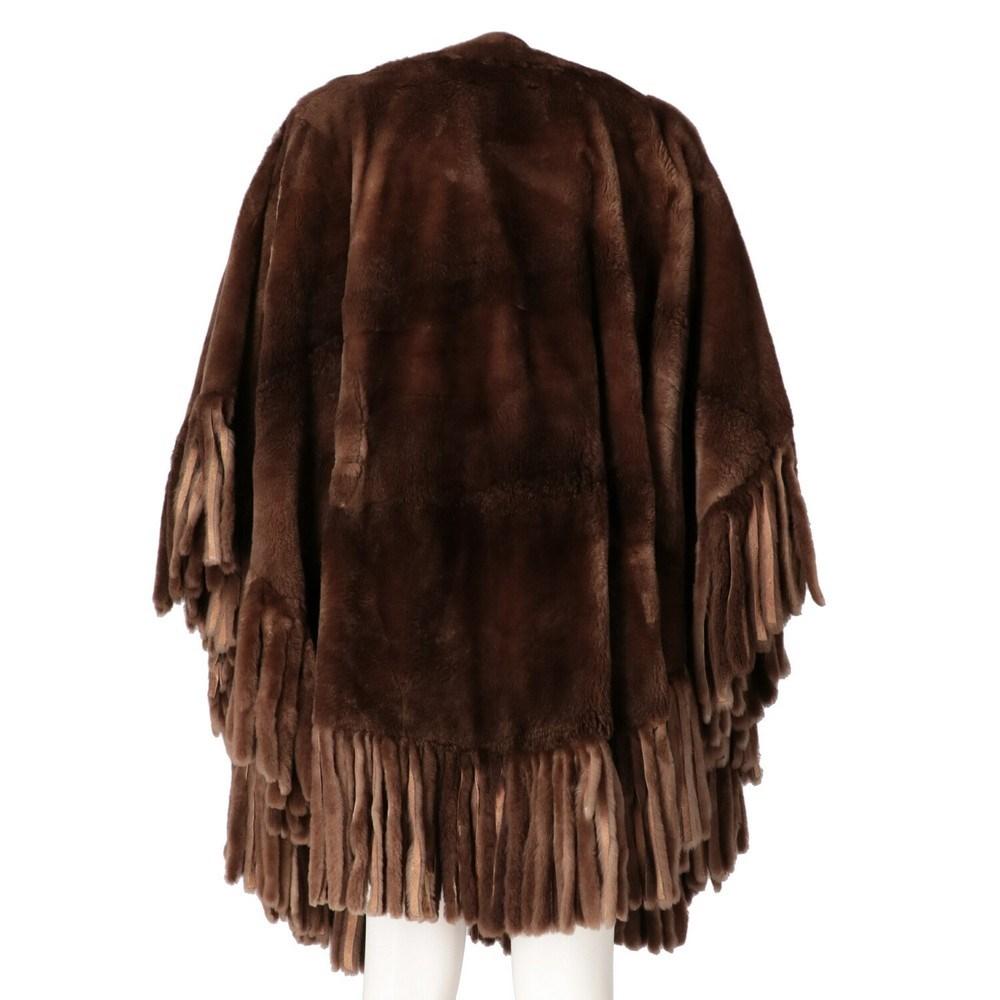 A.N.G.E.L.O. Vintage Cult (Pellicceria Cervini) brown beaver fur cape. Crewneck model, neck closure and fringes on the hem.

Size: M 

Flat measurements
Length: 91 cm

Notes: Please note, this item cannot be shipped to the US.

Composition: Beaver