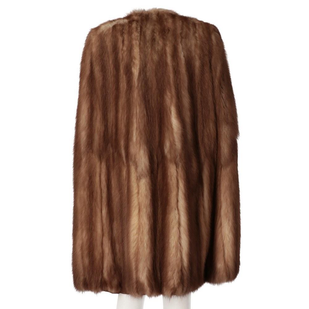 A.N.G.E.L.O. Vintage Cult (Pellicceria Cervini) brown sable fur cape. Round neck, front jewel button closure and hidden hooks, openings for the arms and fully lined.

Size: M

Flat measurements
Lunghezza: 101 cm

Notes: Please note, this item cannot