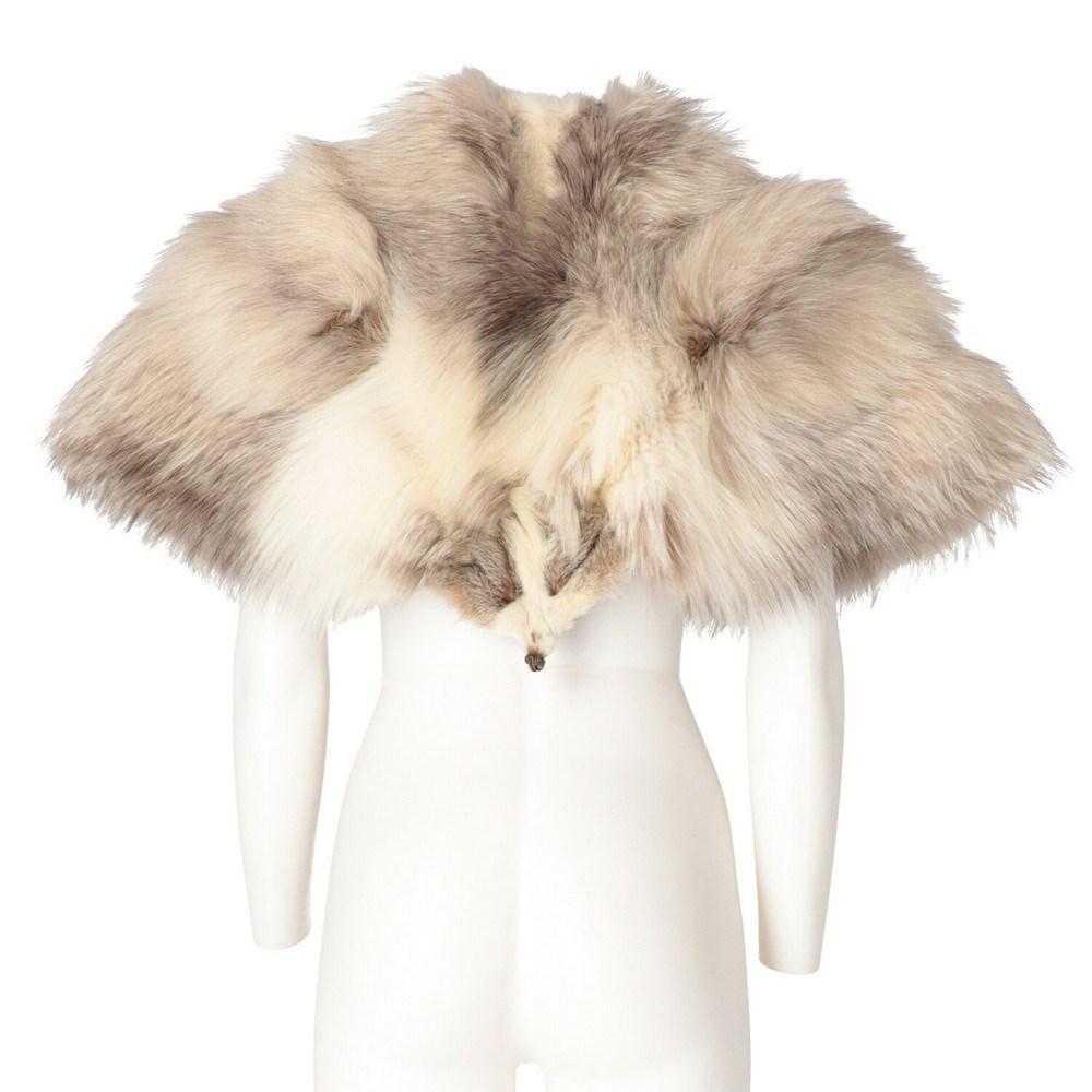 A.N.G.E.L.O. Vintage Cult real fox fur scarf in shades of gray and ivory.

Length: 91 cm
Width: 63 cm

Notes: Please note, this item cannot be shipped to the US.

Composition: Fox fur

Made in: Italy