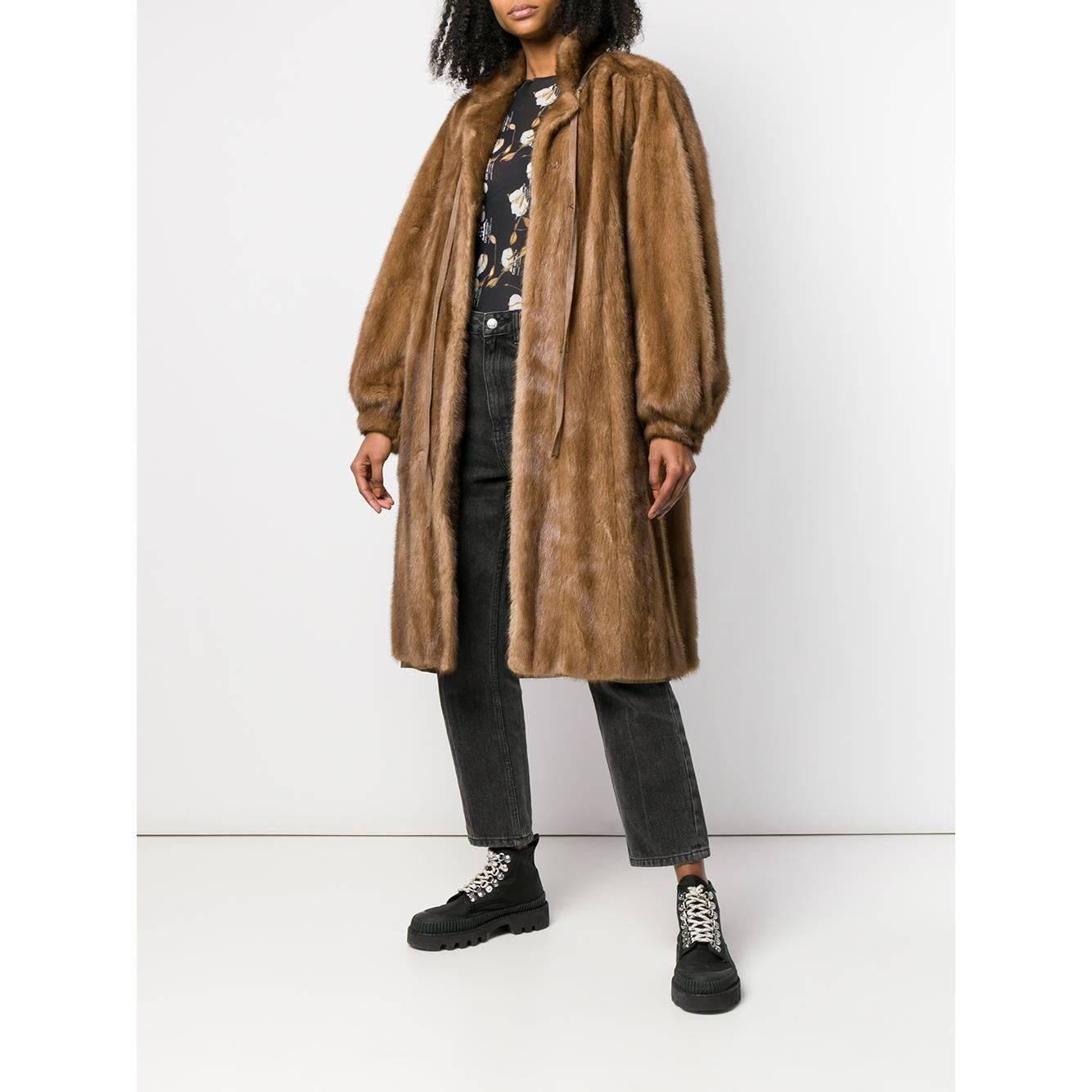 A.N.G.E.L.O. Vintage - ITALY

A.N.G.E.L.O. Vintage Cult beige mink fur reversible coat. Raised collar, front closure with hooks and bow under the throat and front welt pockets. Interior in beige fabric and length below the knees.

Please note, this