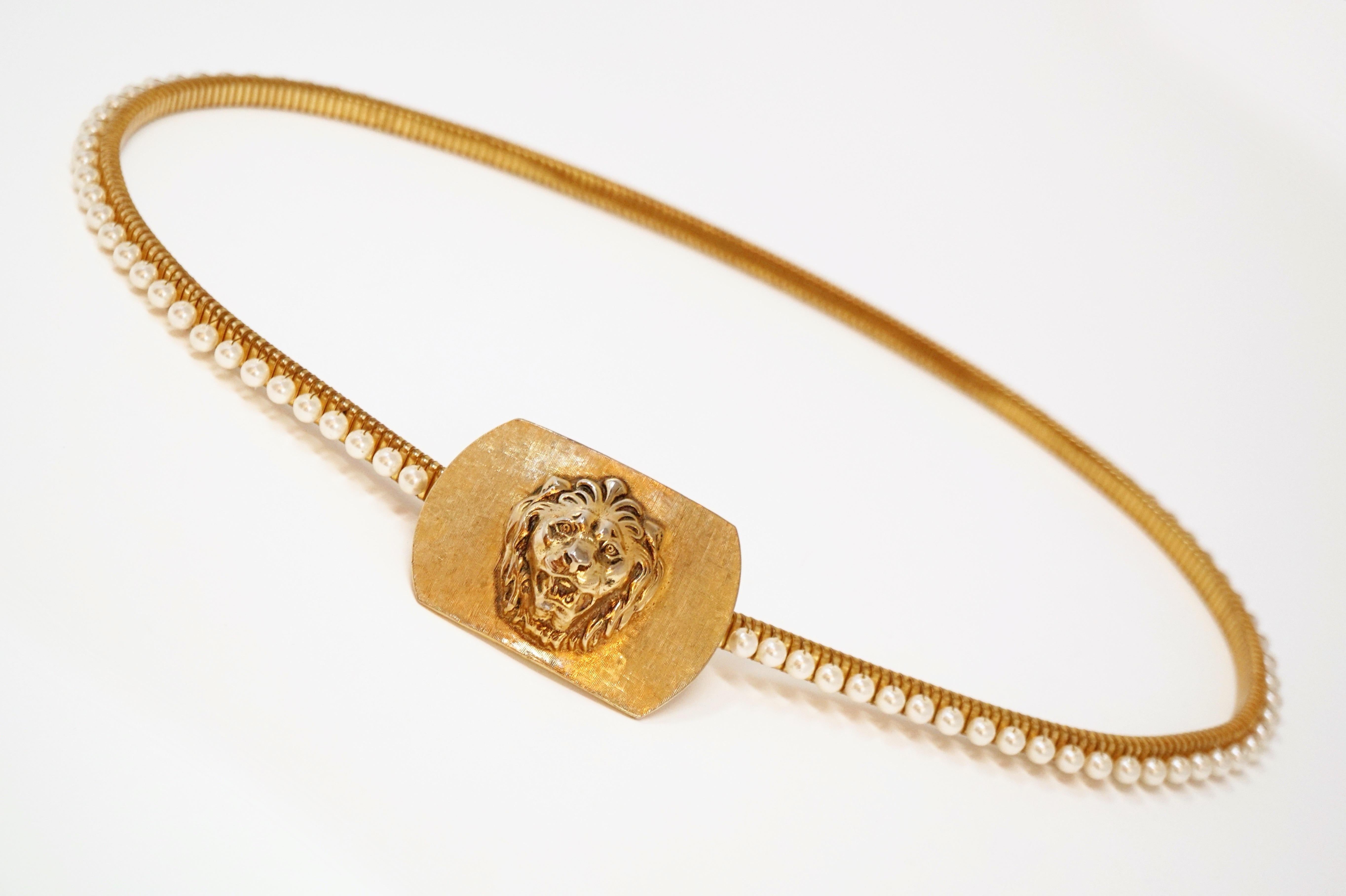 Anne Klein per Accessocraft, cintura elasticizzata con testa di leone e perle, firmata, anni '80. 1