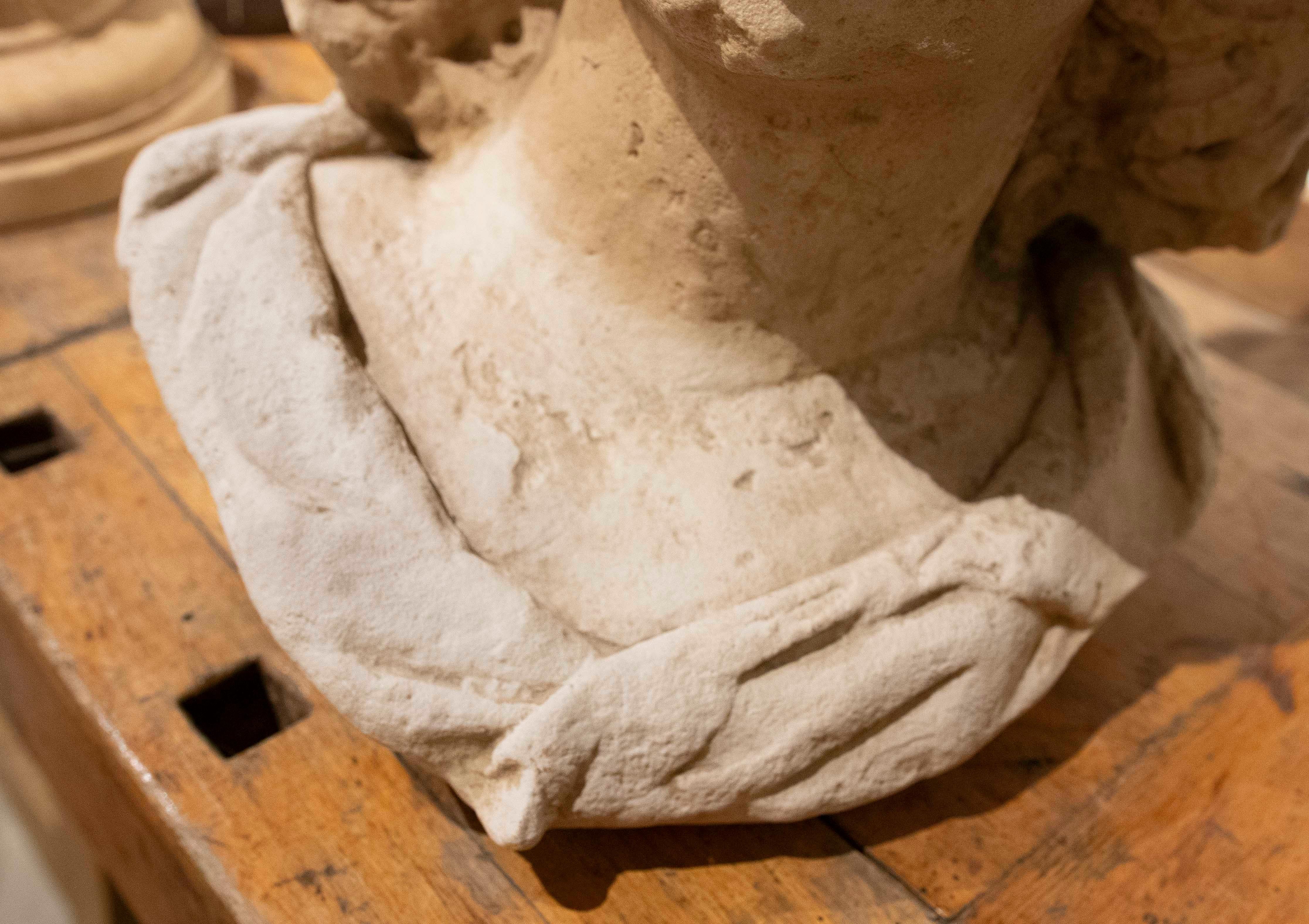 Antico busto di angelo con capelli ricci in resina in stile gotico del 1980 in vendita 3
