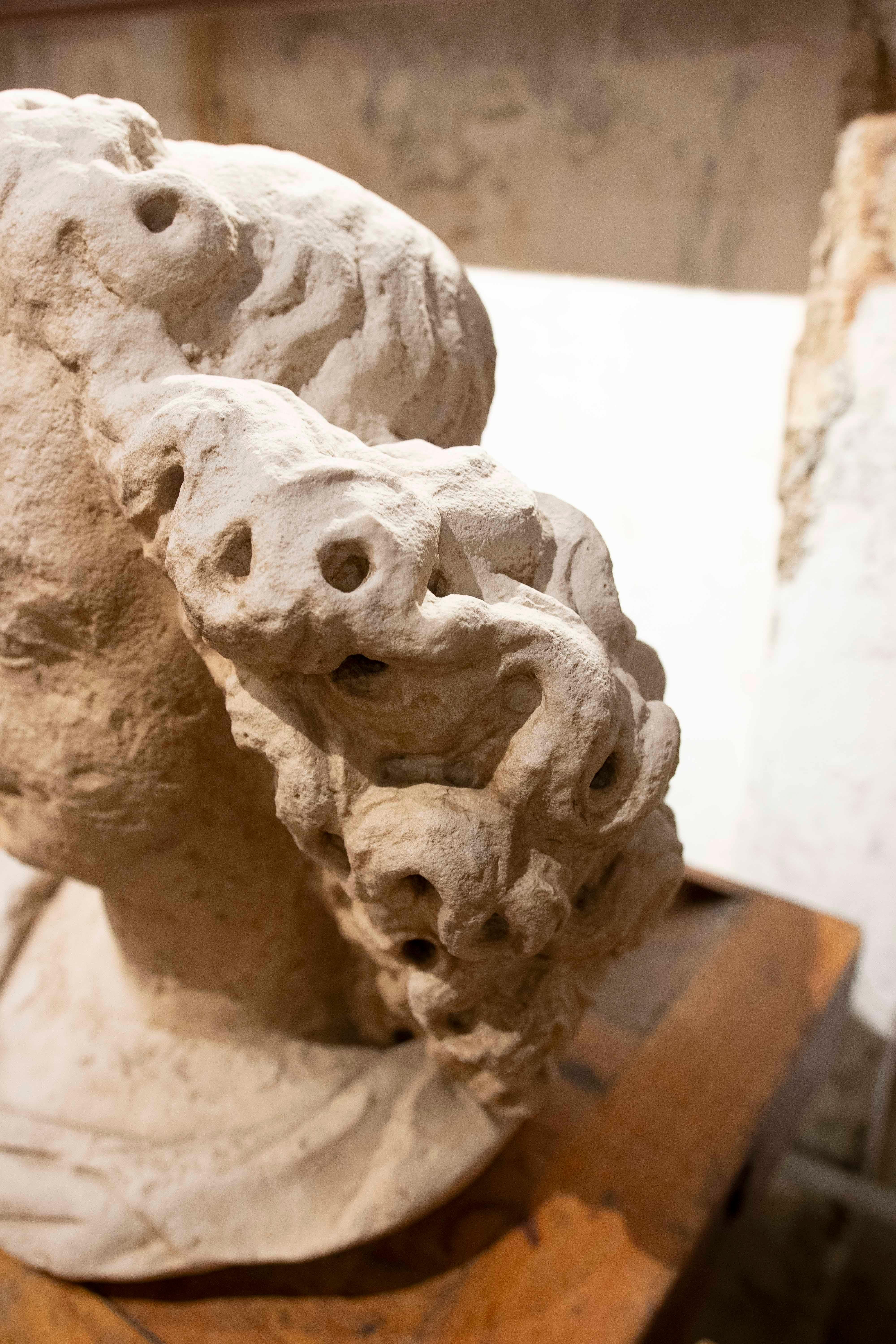 Antico busto di angelo con capelli ricci in resina in stile gotico del 1980 in vendita 4