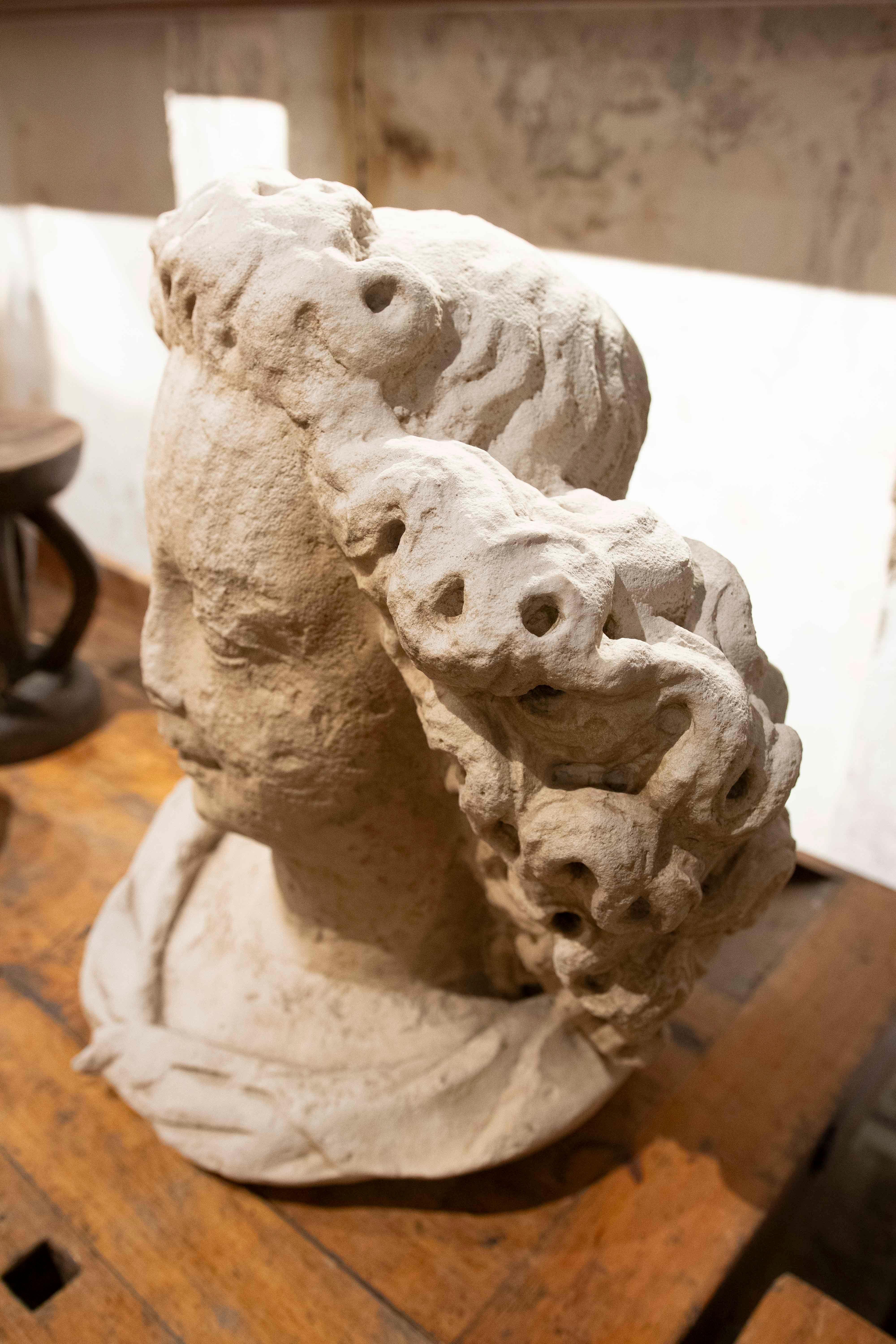 Antico busto di angelo con capelli ricci in resina in stile gotico del 1980 in vendita 5
