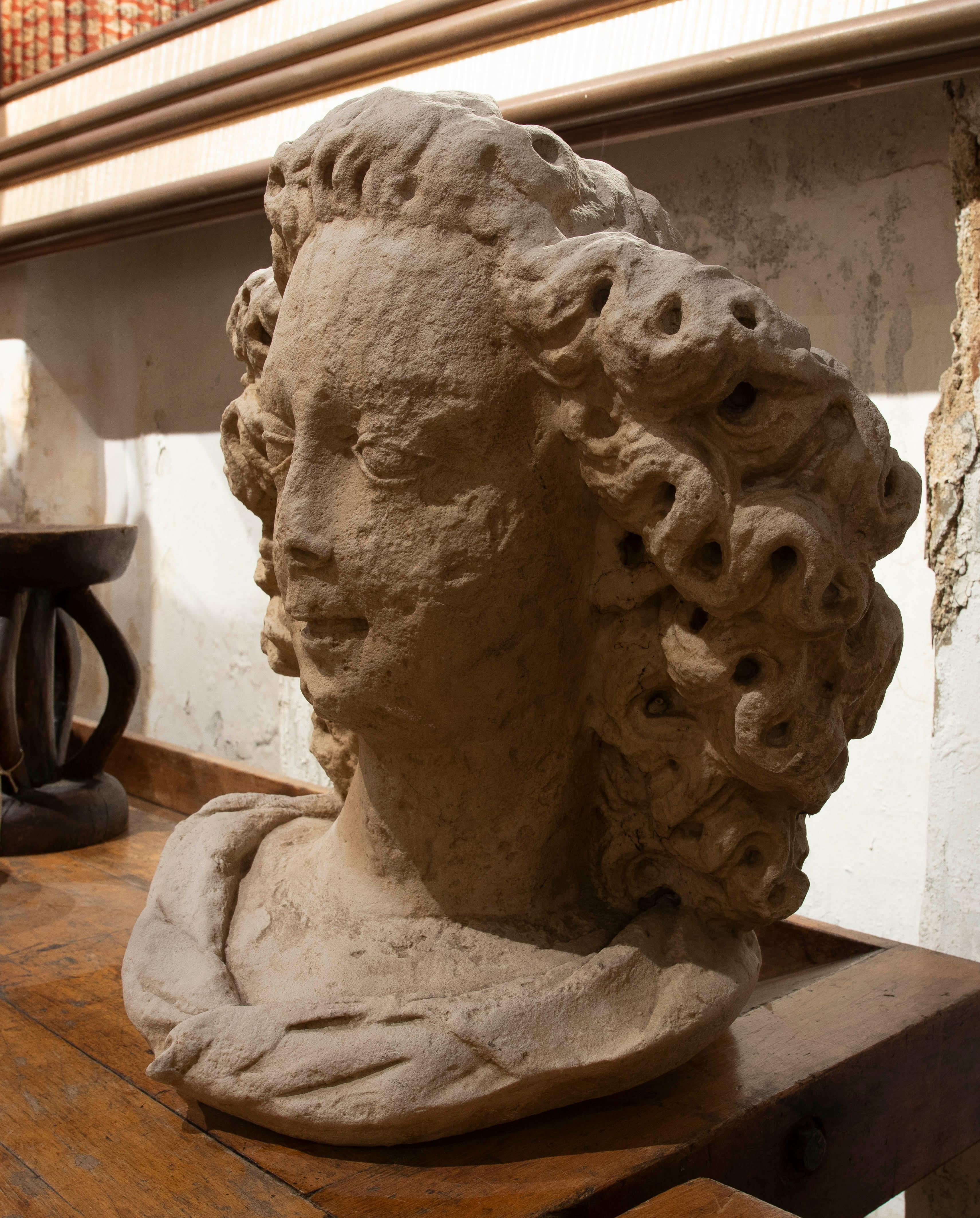Gotico Antico busto di angelo con capelli ricci in resina in stile gotico del 1980 in vendita